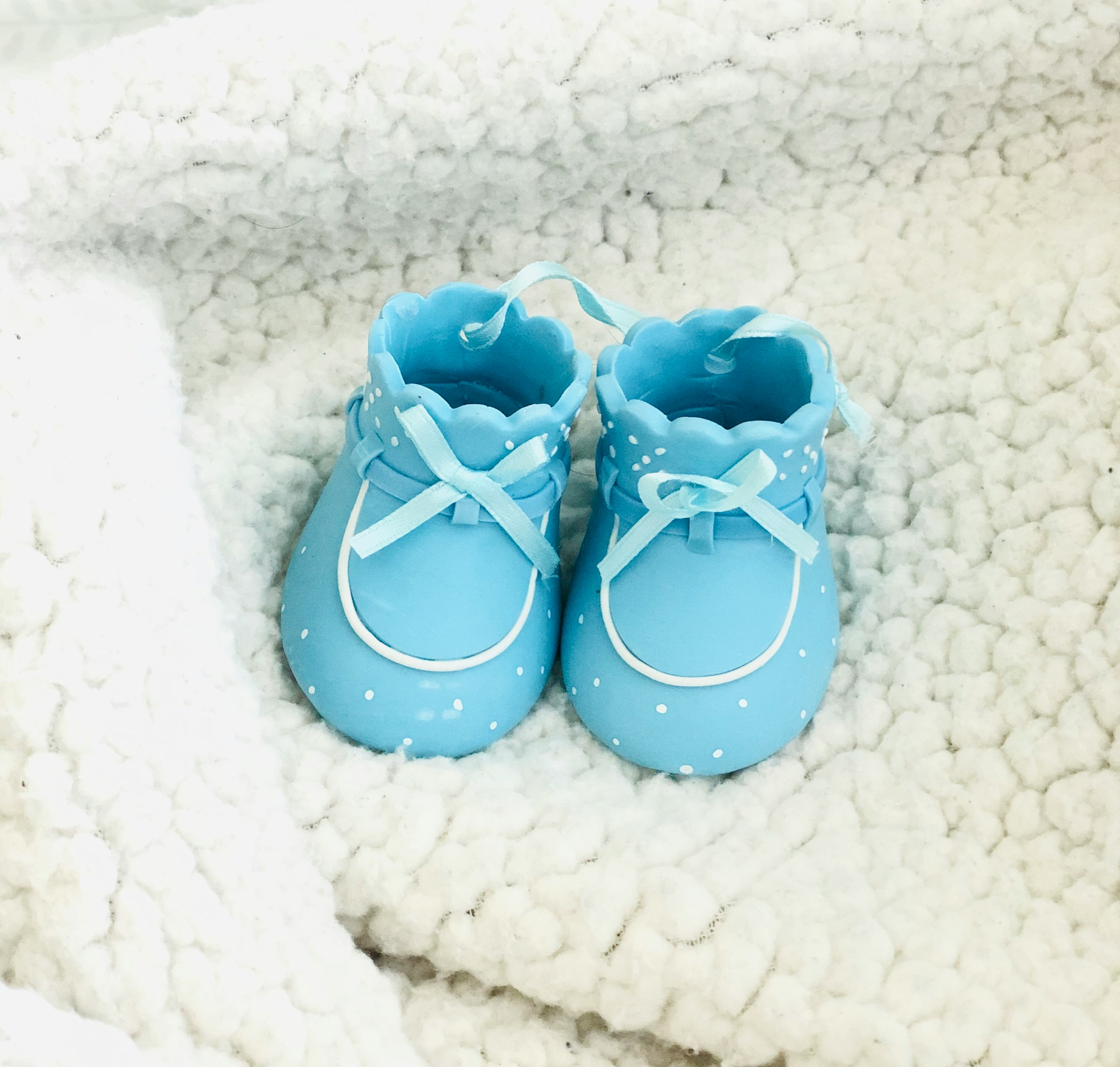 Une paire de chaussures bleues pour bébé | Source : Unsplash