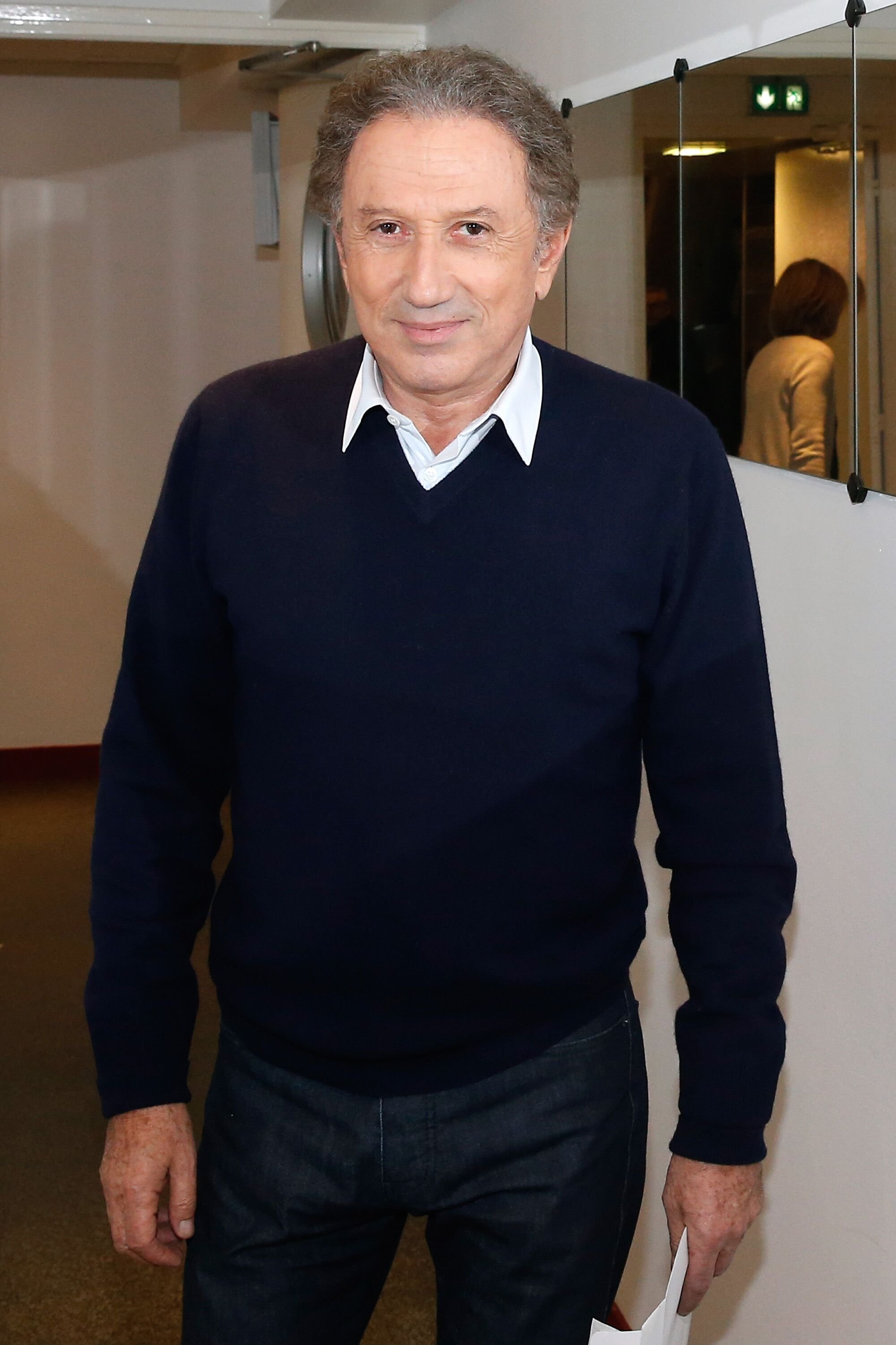 Présentateur de l'émission, Michel Drucker assiste à l'émission de télévision française ''Vivement Dimanche'' au Pavillon Gabriel le 13 octobre 2015 à Paris. | Photo : Getty Images