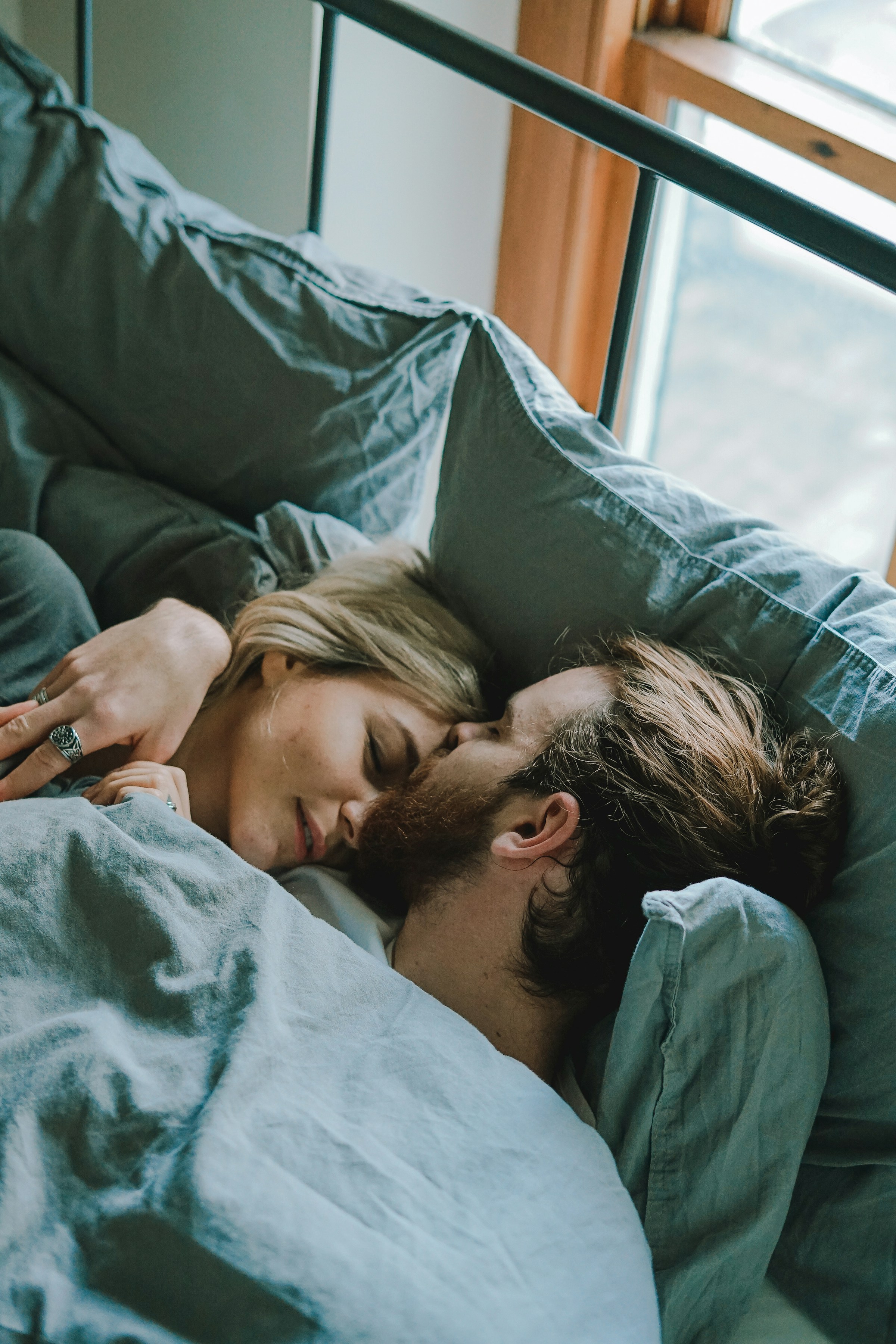 Un couple allongé dans son lit | Source : Unsplash