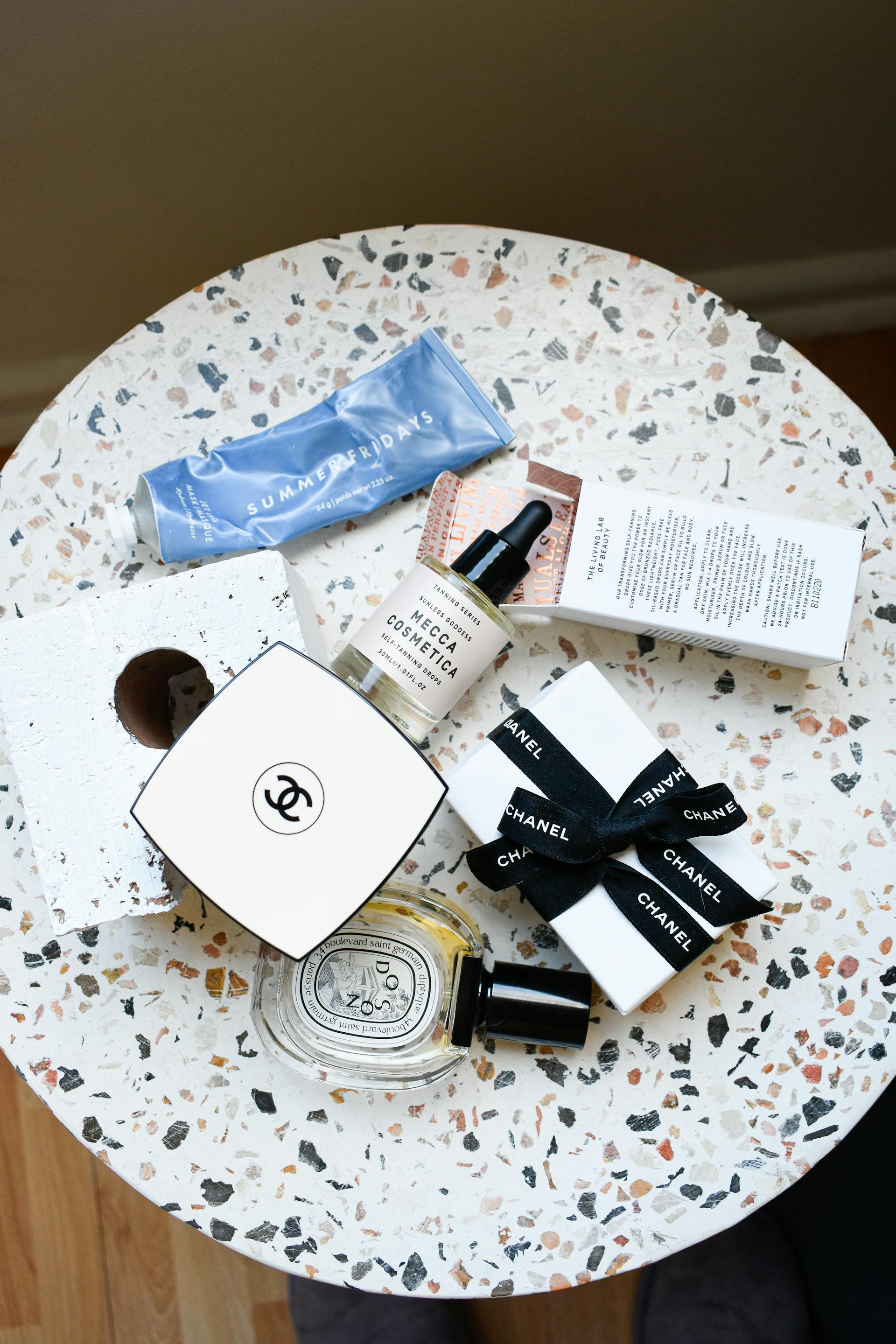 Produits de maquillage sur une table | Source : Pexels