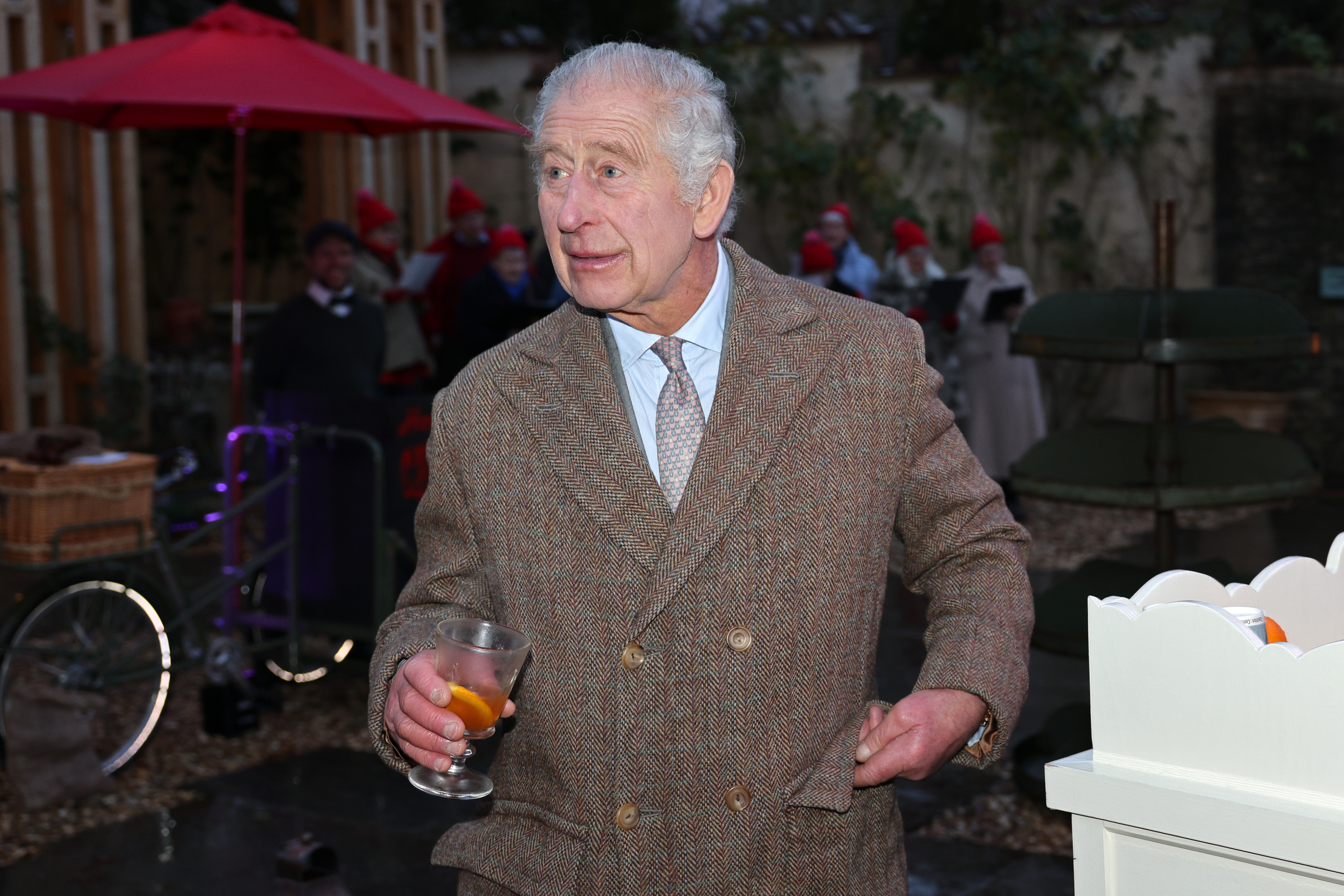 Le roi Charles III assiste à une "célébration de l'artisanat" sur le thème de la fête, le 8 décembre 2023 à Tetbury, en Angleterre | Source : Getty Images