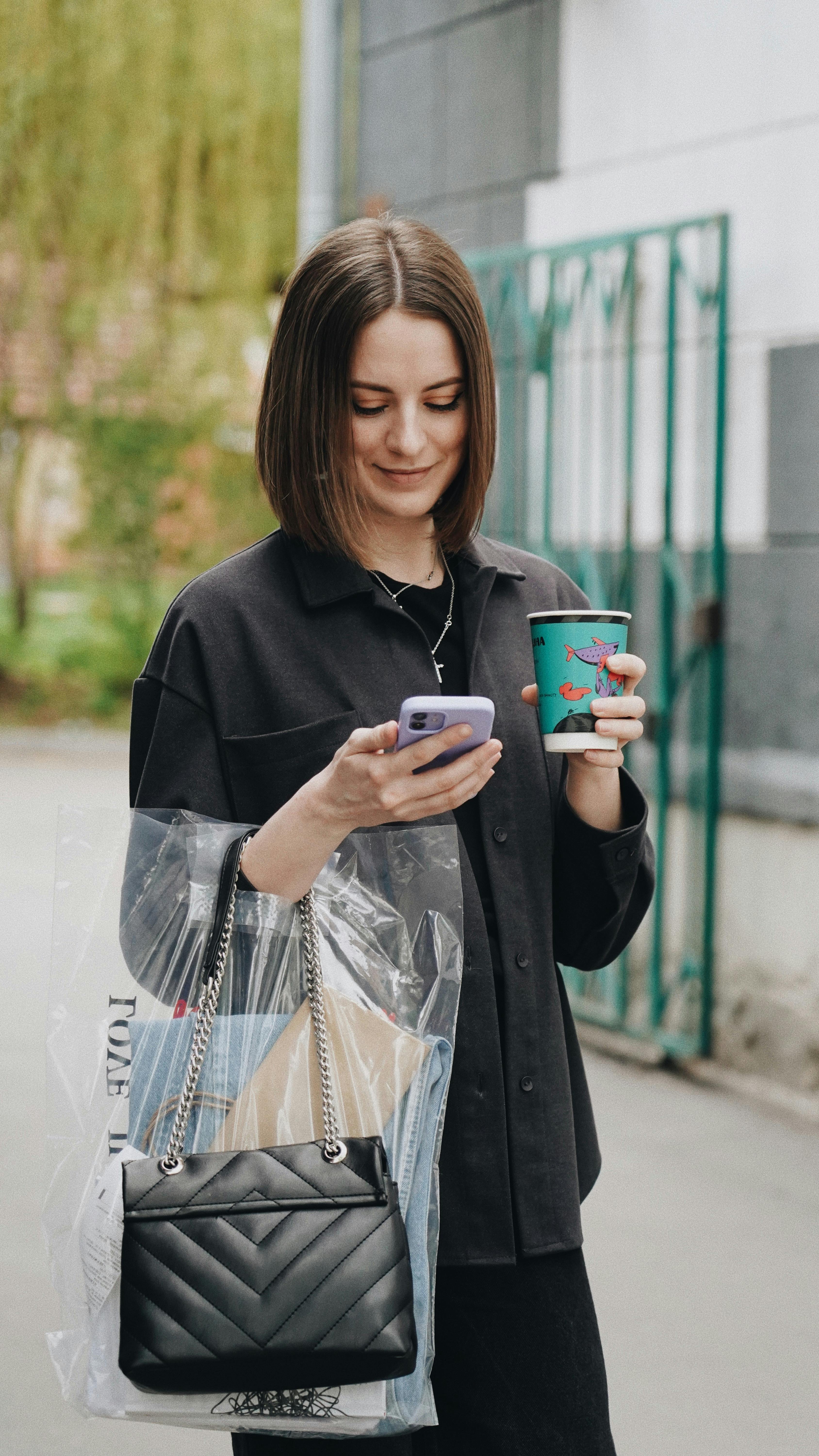 Une jeune femme sur son téléphone | Source : Pexels