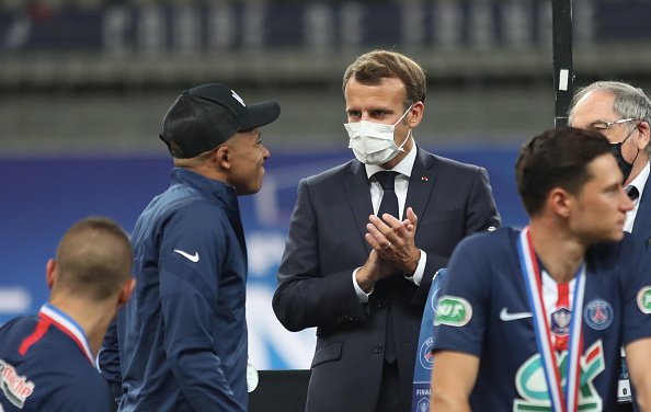 Emmanuel Macron s'est inquiété de la blessure de Kylian Mbappe, au Stade de France le 24 juillet 2020 à Paris, France. | Photo : Getty Images