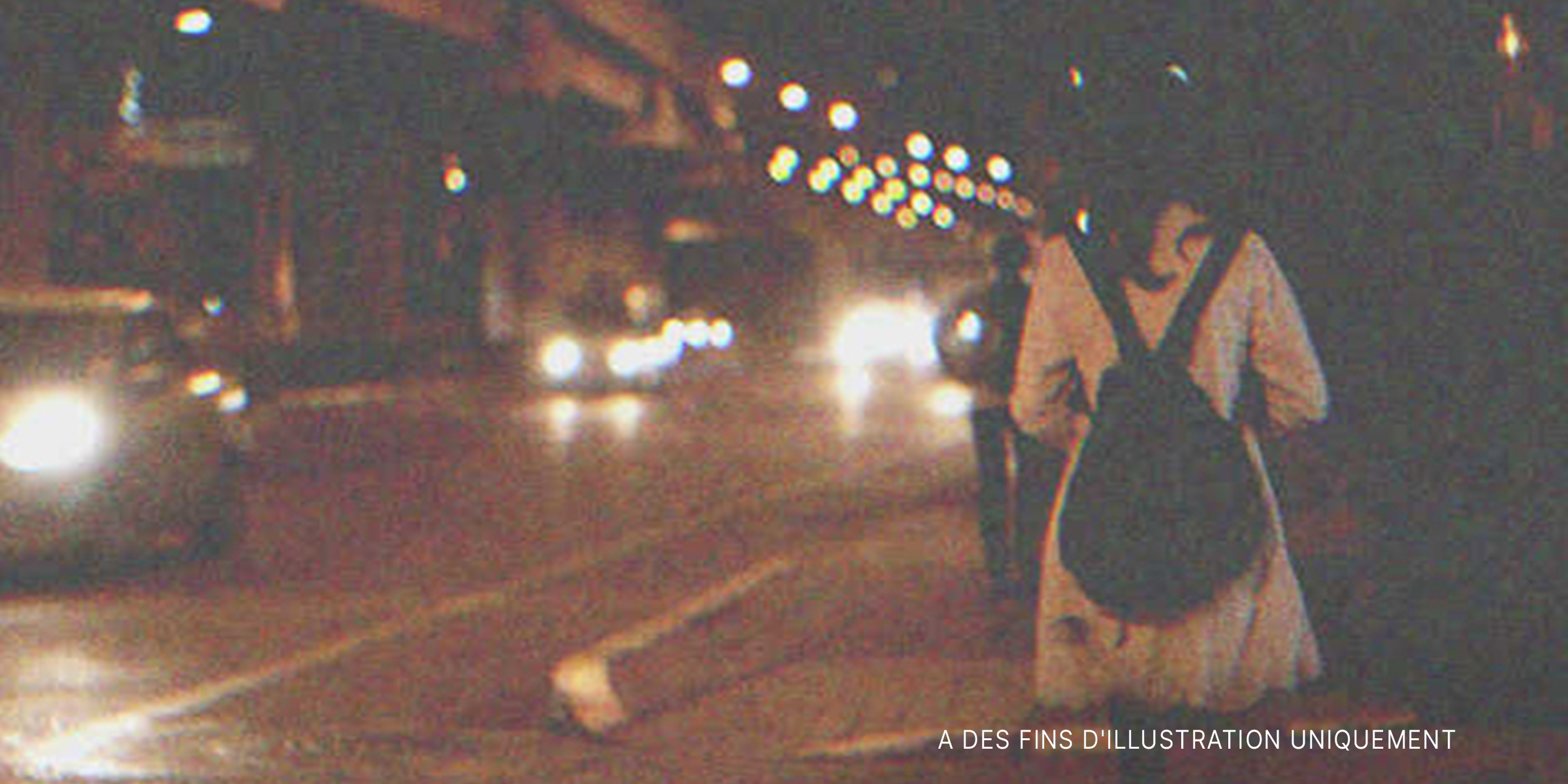 Une femme marchant seule dans la rue le soir | Source : Shutterstock.com
