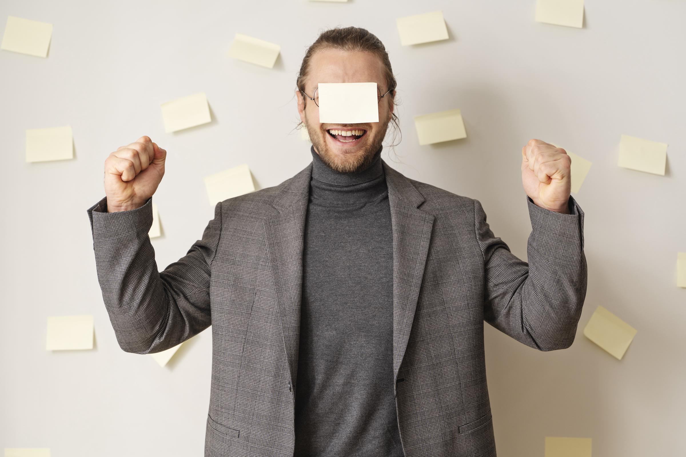 Un homme avec une note autocollante sur le visage | Source : Freepik
