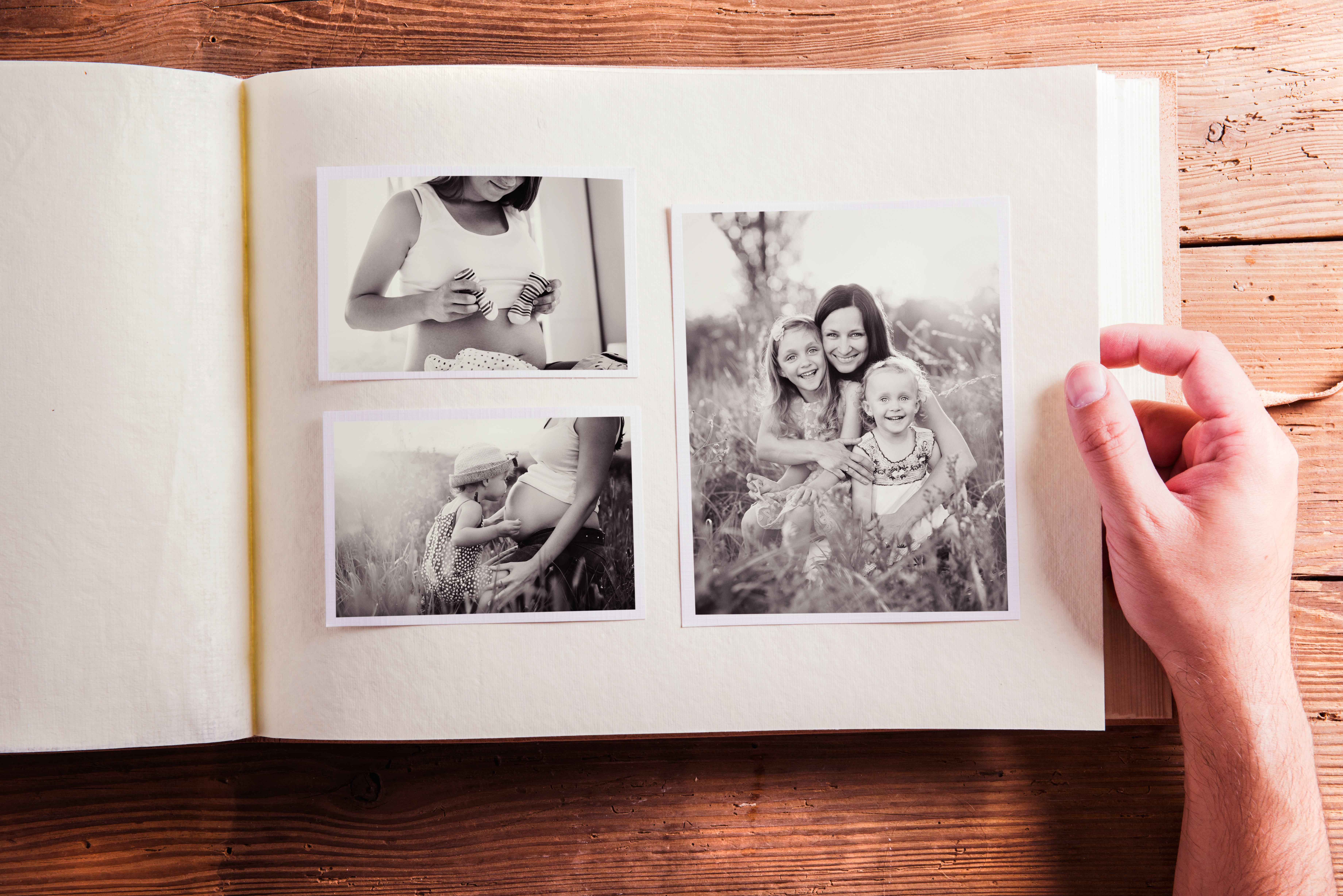 Composition pour la fête des mères. Album de photos, images en noir et blanc. | Source : Getty Images
