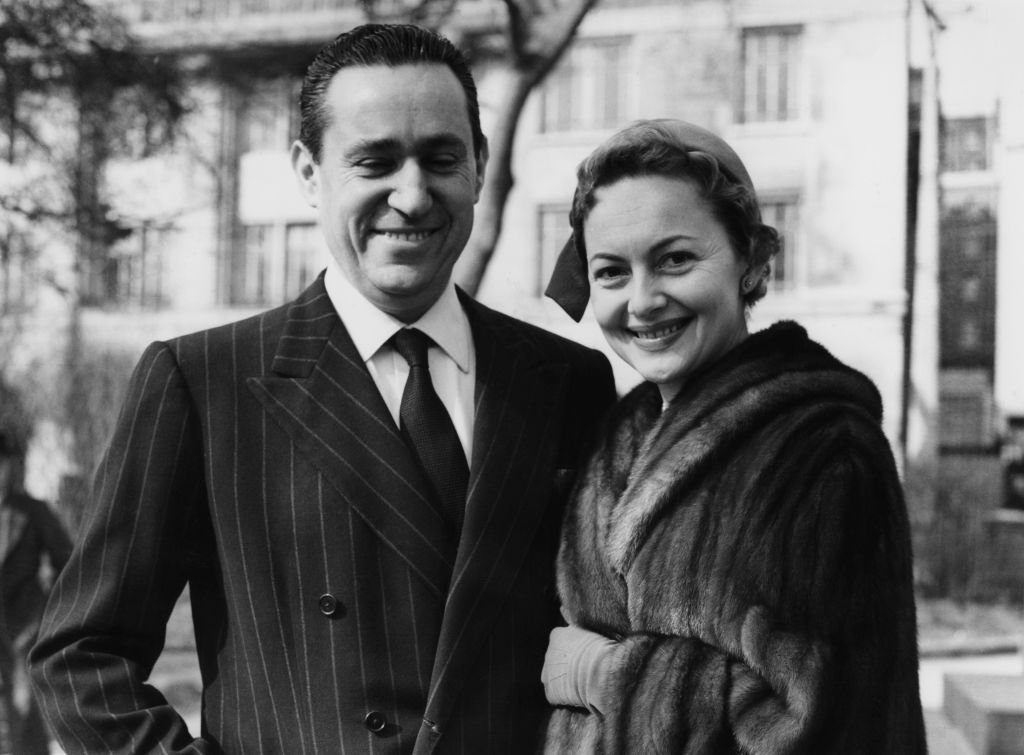 Olivia de Havilland avec son fiancé, le journaliste français Pierre Galante (1909 - 1998), Londres, 14 mars 1955. | Photo : Getty Images