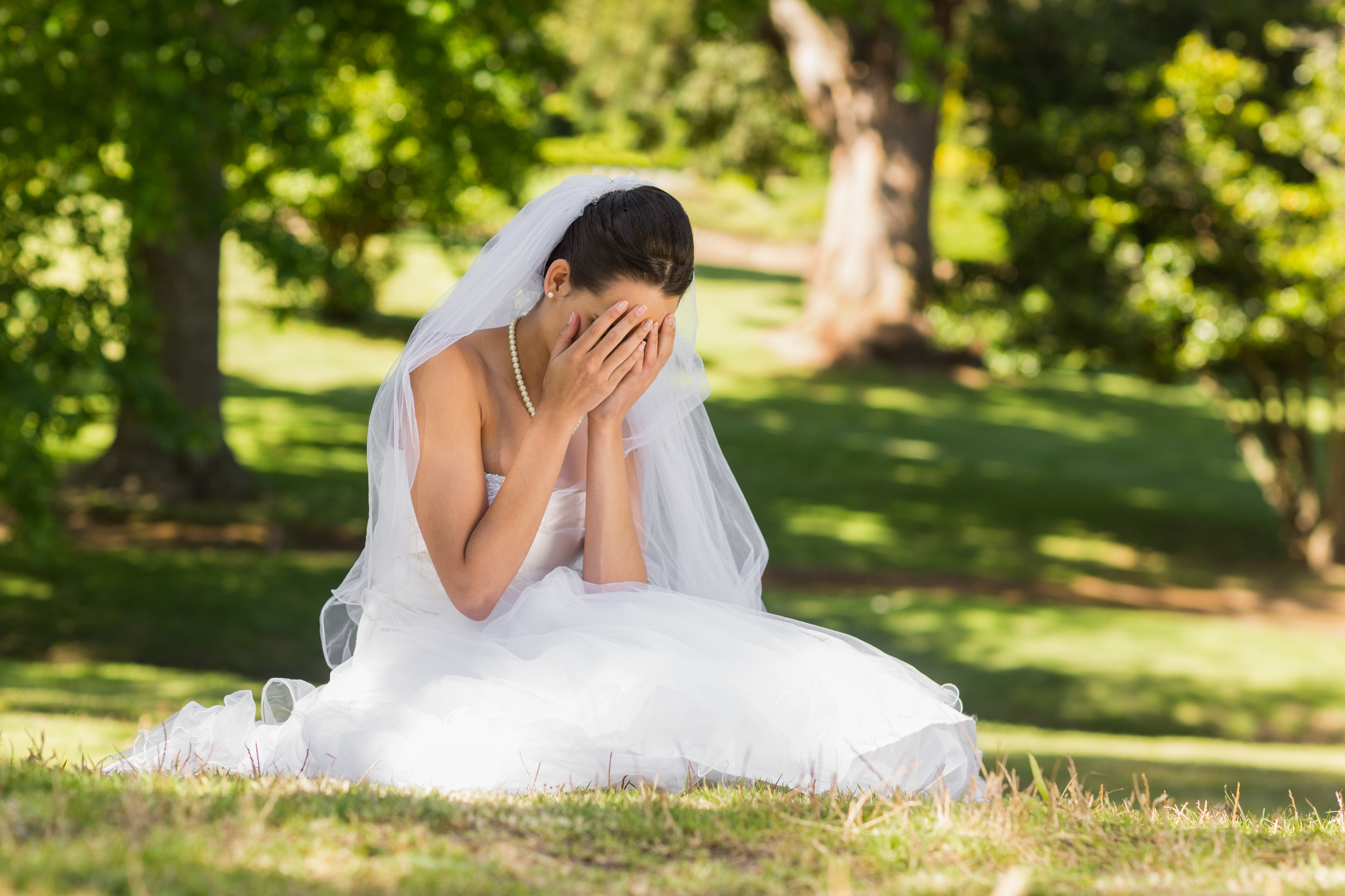 Una novia llorando en un parque | Fuente: Shutterstock