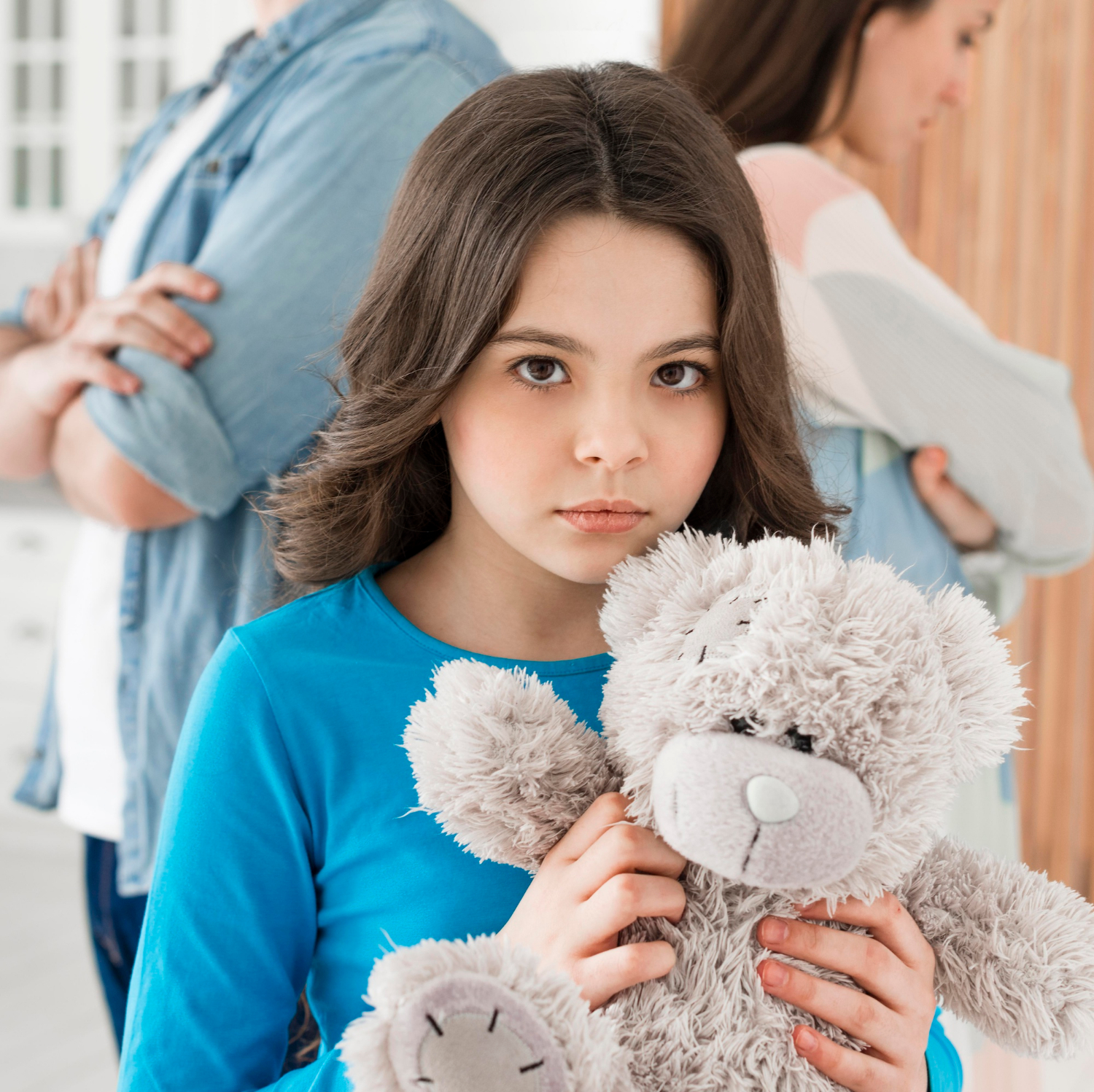 Une jeune fille tenant un ours en peluche | Source : Freepik