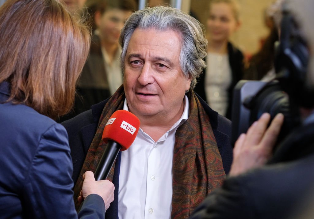 Christian Clavier donne une interview à la chaîne de télévision rbb lors de la première de la comédie française "Monsieur Claude 2" au Kino International. | Photo : Getty Images