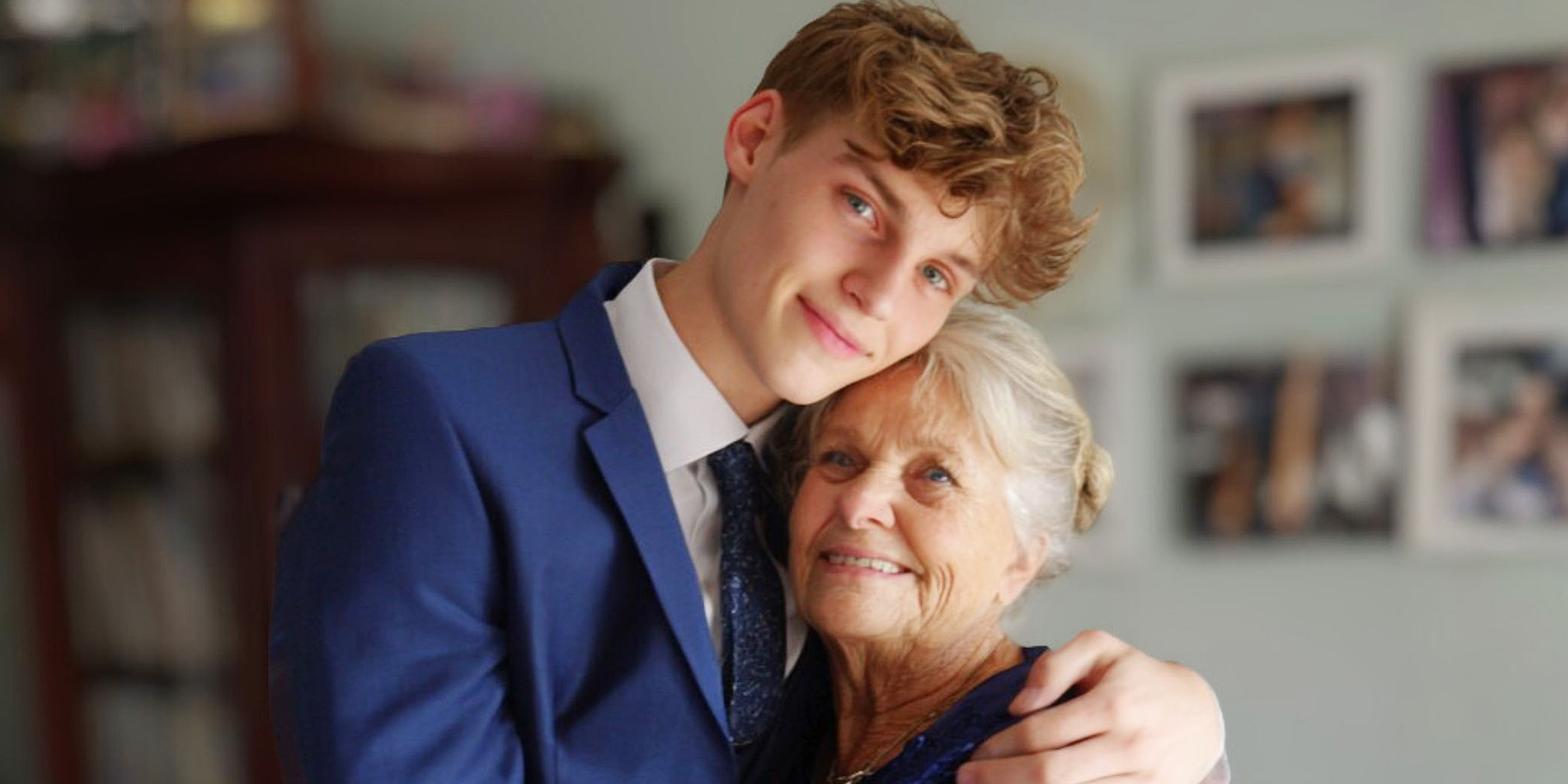 Un jeune homme embrassant sa grand-mère | Source : AmoMama