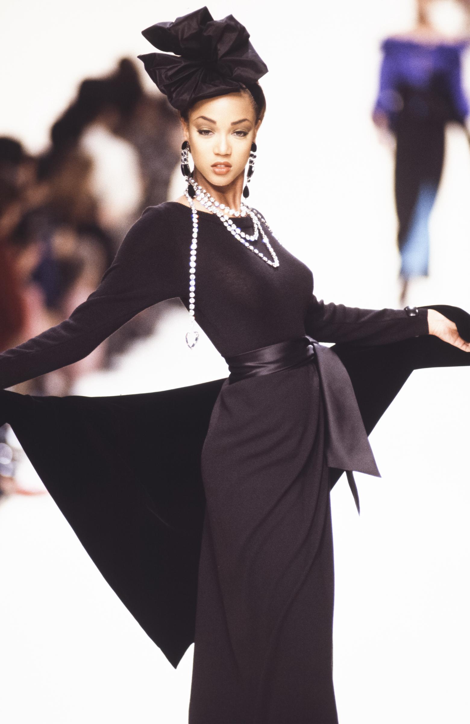 Tyra Banks participe au défilé de mode Yves Saint Laurent Prêt-à-porter Automne/Hiver 1992-1993 lors de la semaine de la mode à Paris en mars 1992 | Source : Getty Images