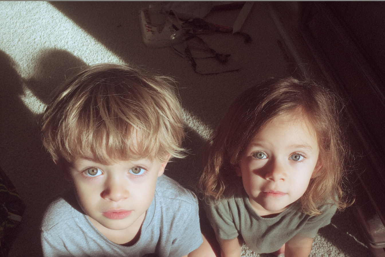 Des enfants assis sur le sol d'un salon | Source : Midjourney
