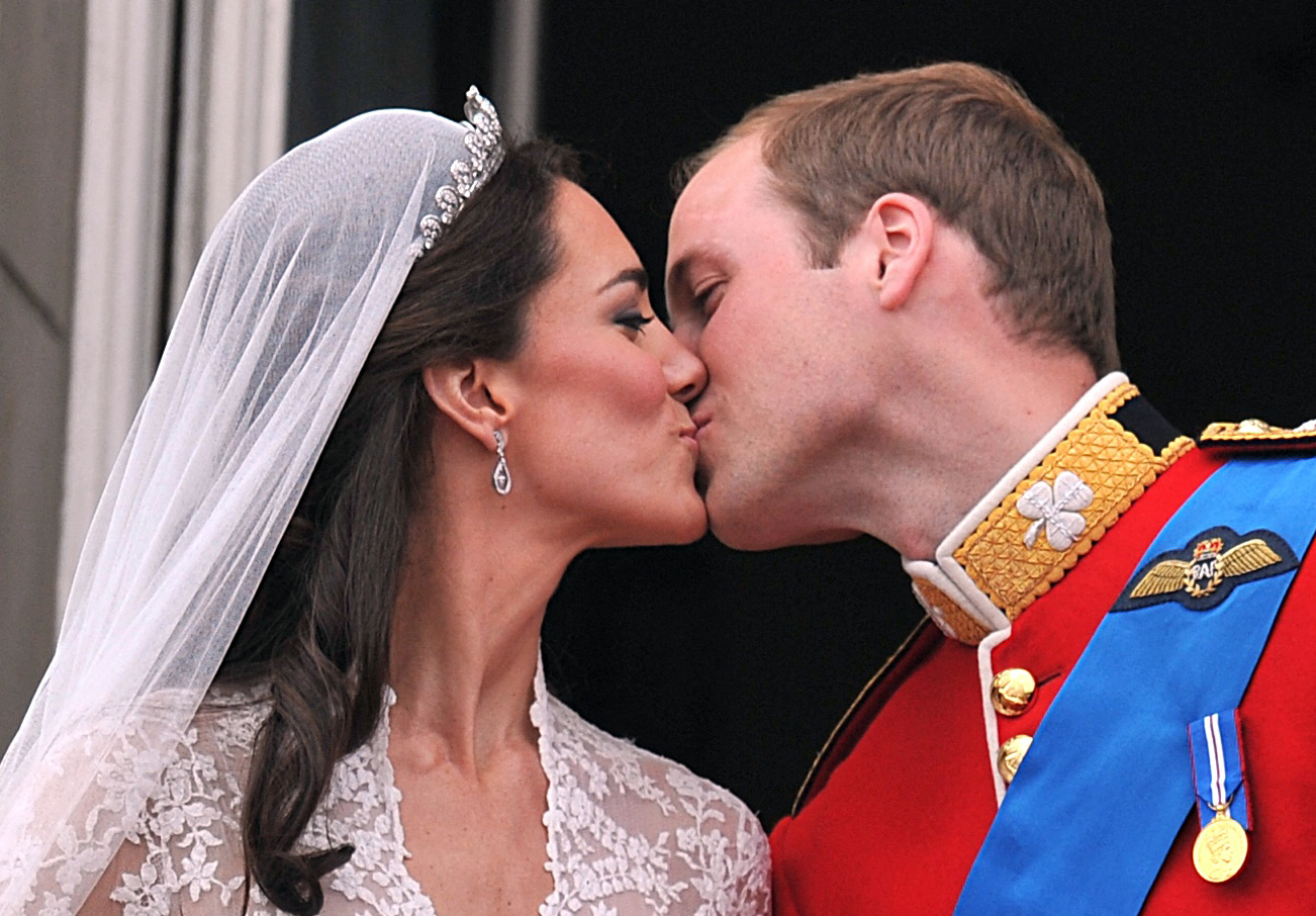 Catherine, duchesse de Cambridge, et le prince William s'embrassent sur le balcon du palais de Buckingham à Londres, après leur mariage le 29 avril 2011 | Source : Getty Images