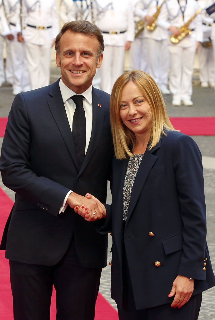 Le président français Emmanuel Macron et le Premier ministre italien Giorgia Meloni, à droite, se rencontrent au Palazzo Chigi, bureau du Premier ministre à Rome. | Source : Getty Images