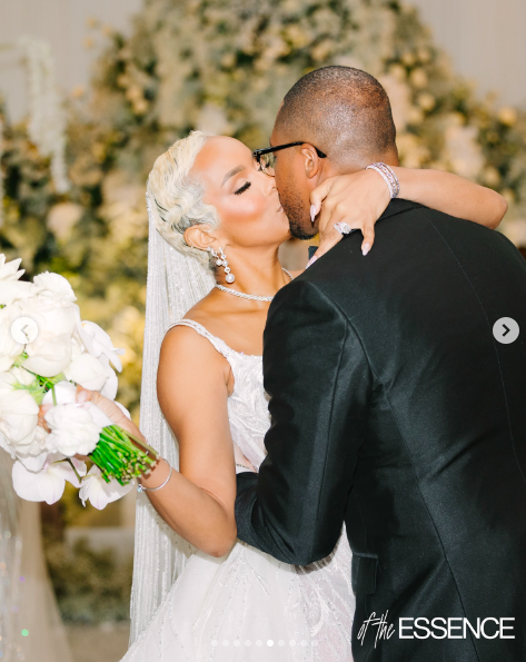 LeToya Luckett et Taleo Coles partageant un baiser le jour de leur mariage, posté le 1er août 2024 | Source : Instagram/essence et letoyaluckett.