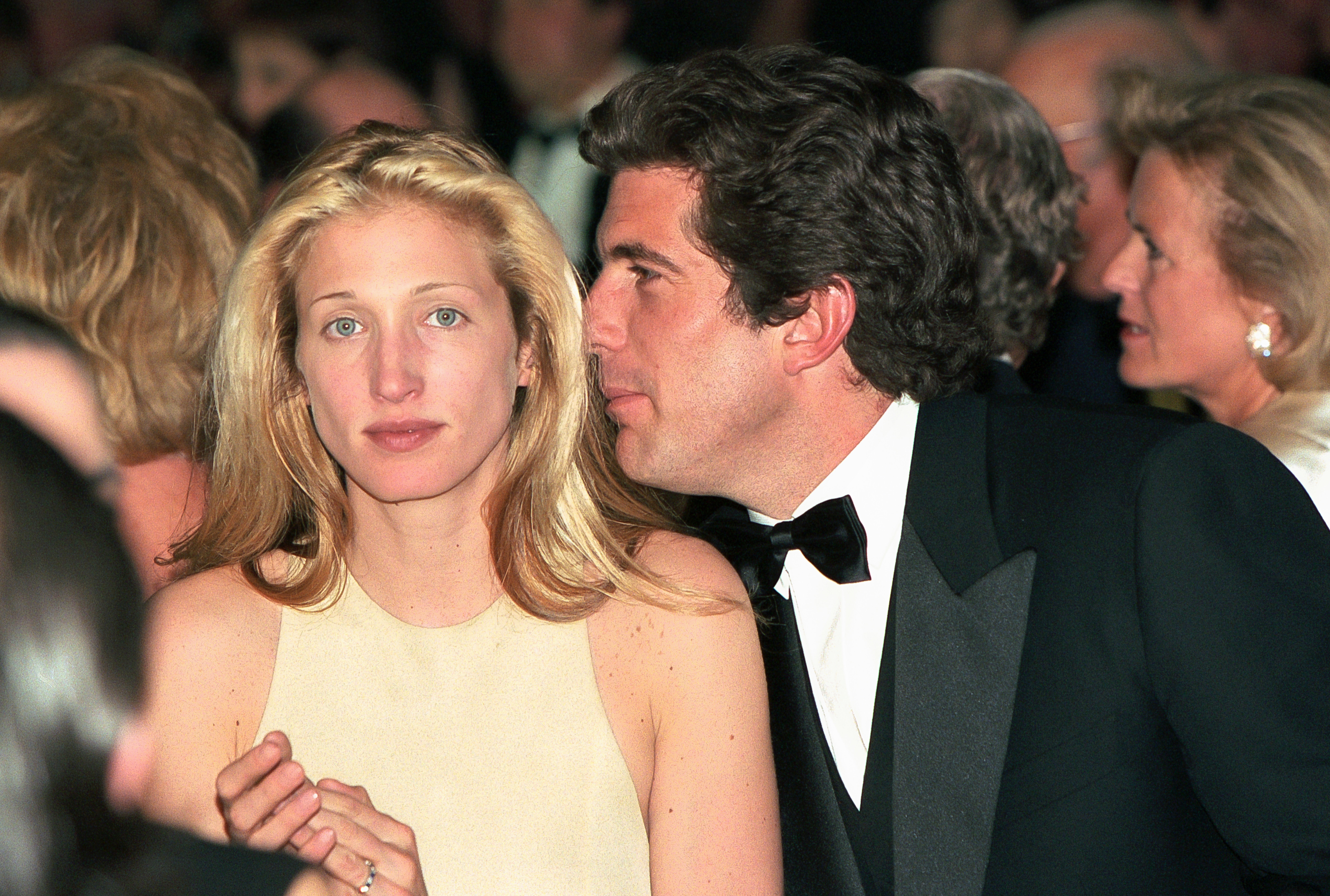 Carolyn Bessette et John F. Kennedy Jr. lors d'une réception au Château de Malagny, vers 1996. | Source : Getty Images