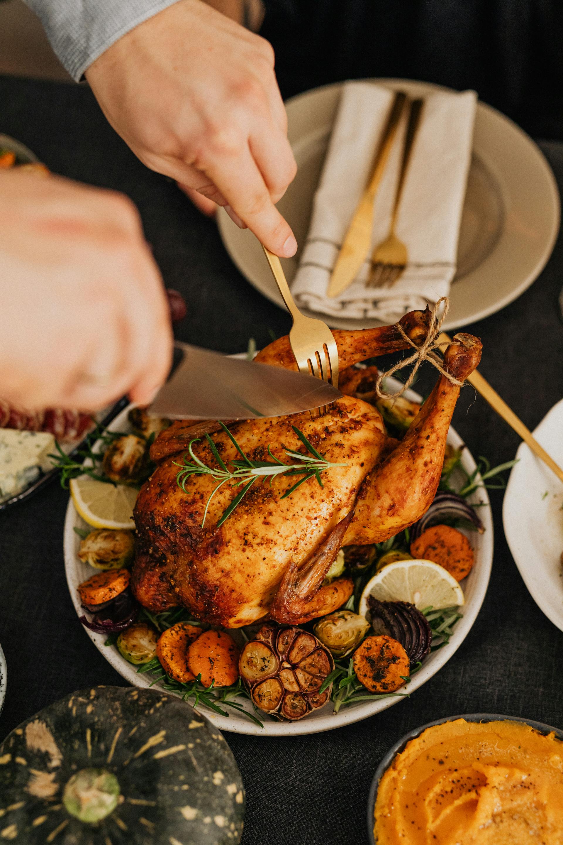 Une personne découpe une dinde pendant le dîner de Thanksgiving | Source : Pexels