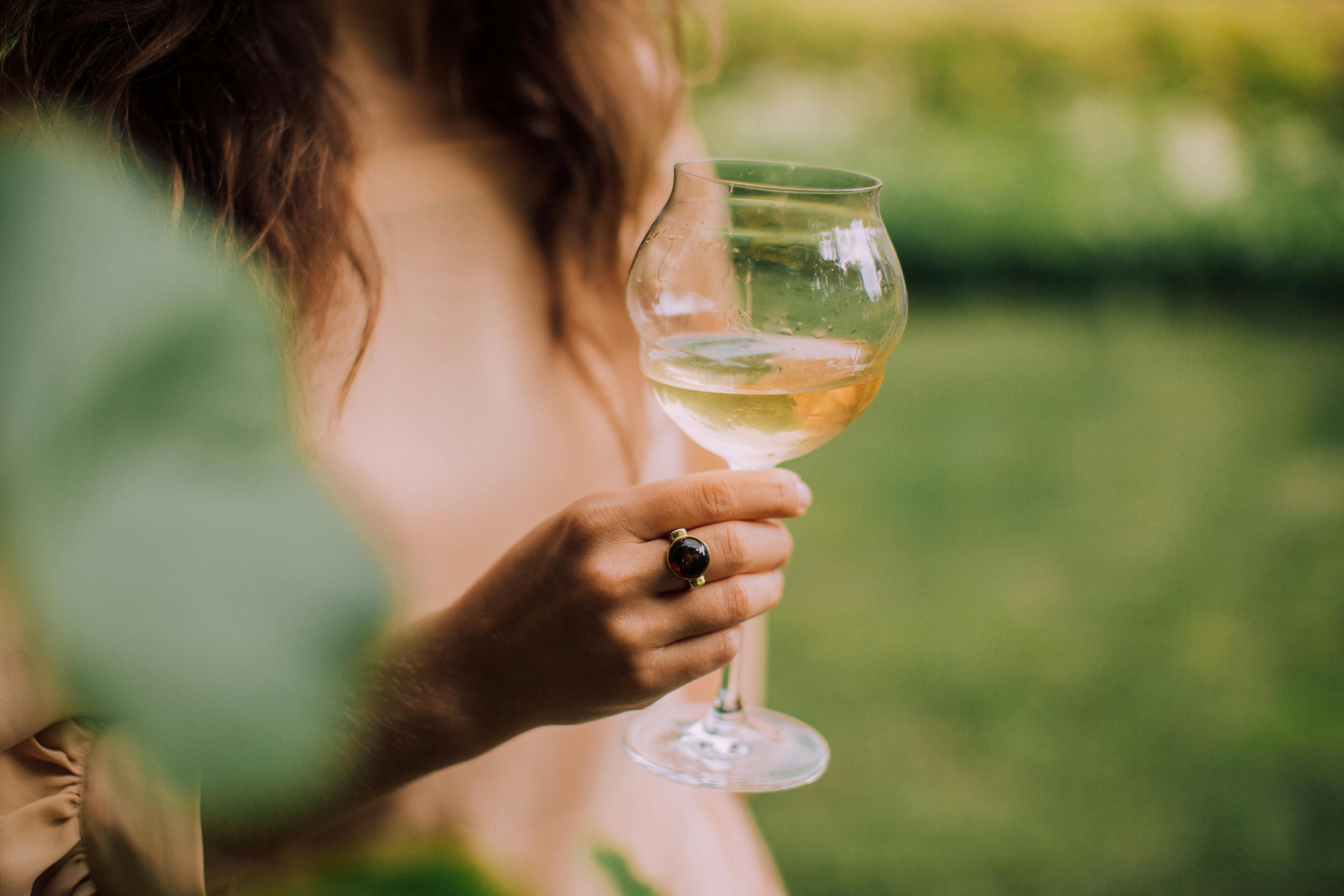 Femme tenant un verre de vin | Source : Pexels