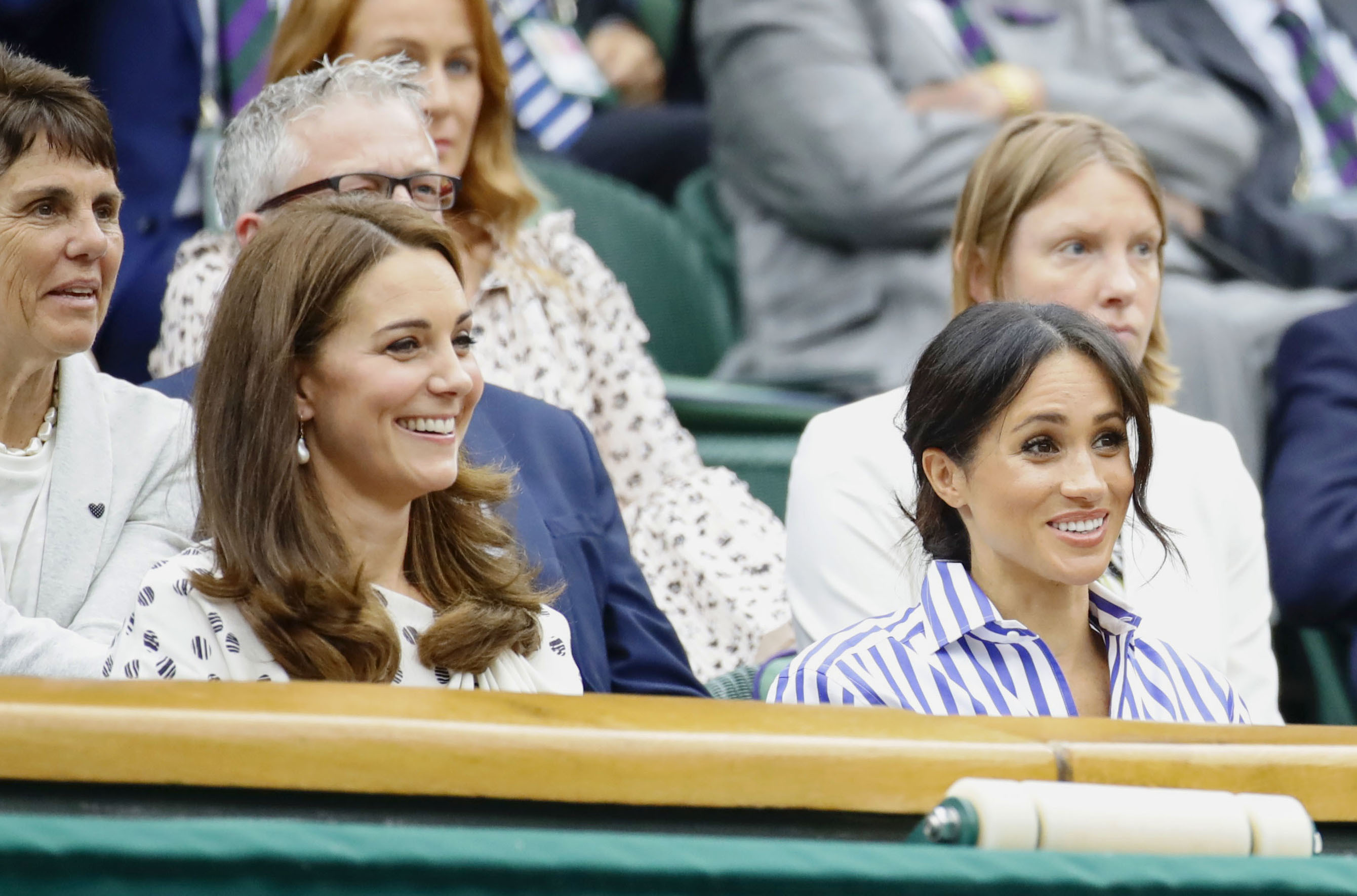 La princesse Catherine et Meghan Markle lors de la douzième journée des championnats de tennis de Wimbledon au All England Lawn Tennis and Croquet Club, le 14 juillet 2018 à Londres, en Angleterre | Source : Getty Images