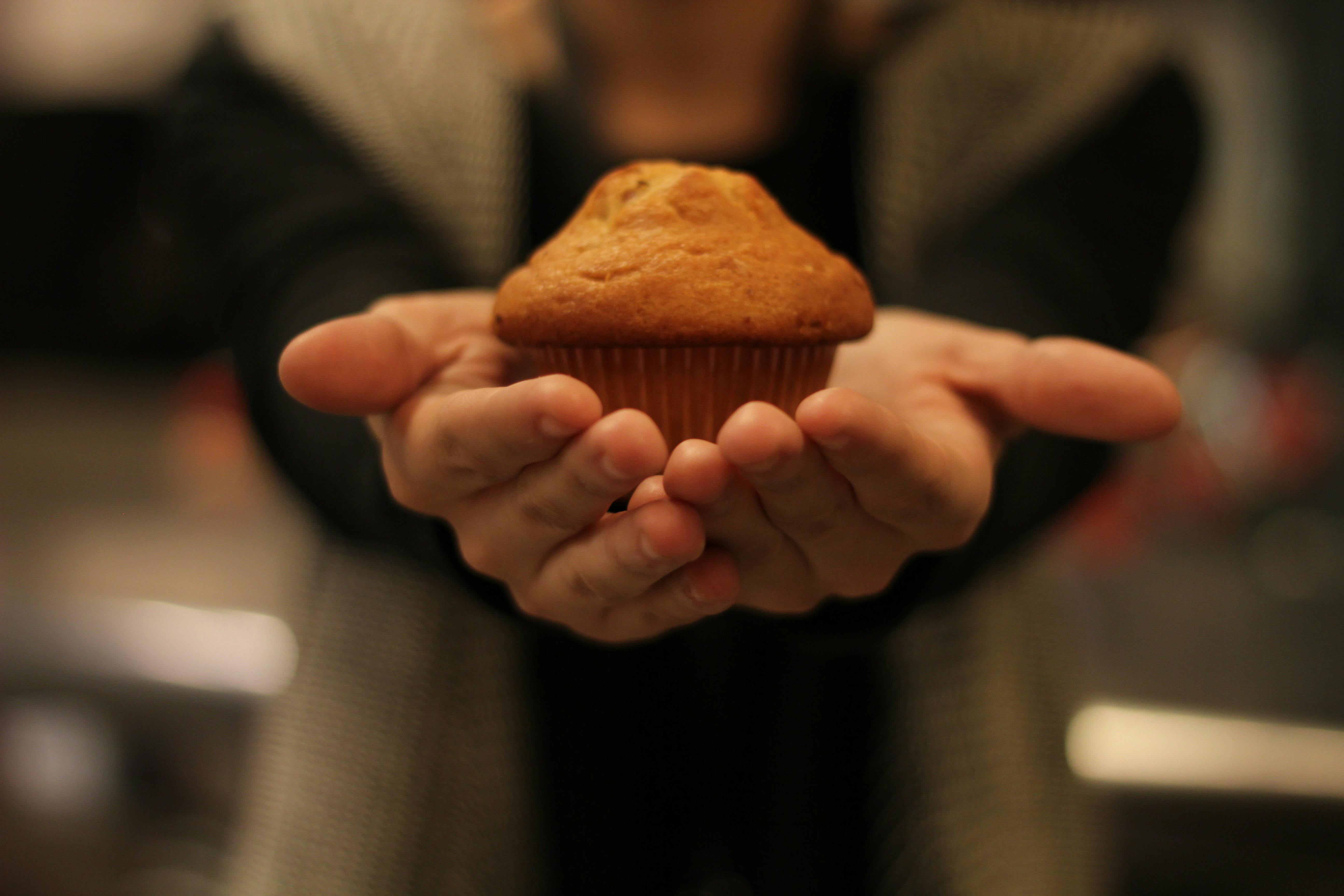 Un homme présentant un muffin | Source : Pexels