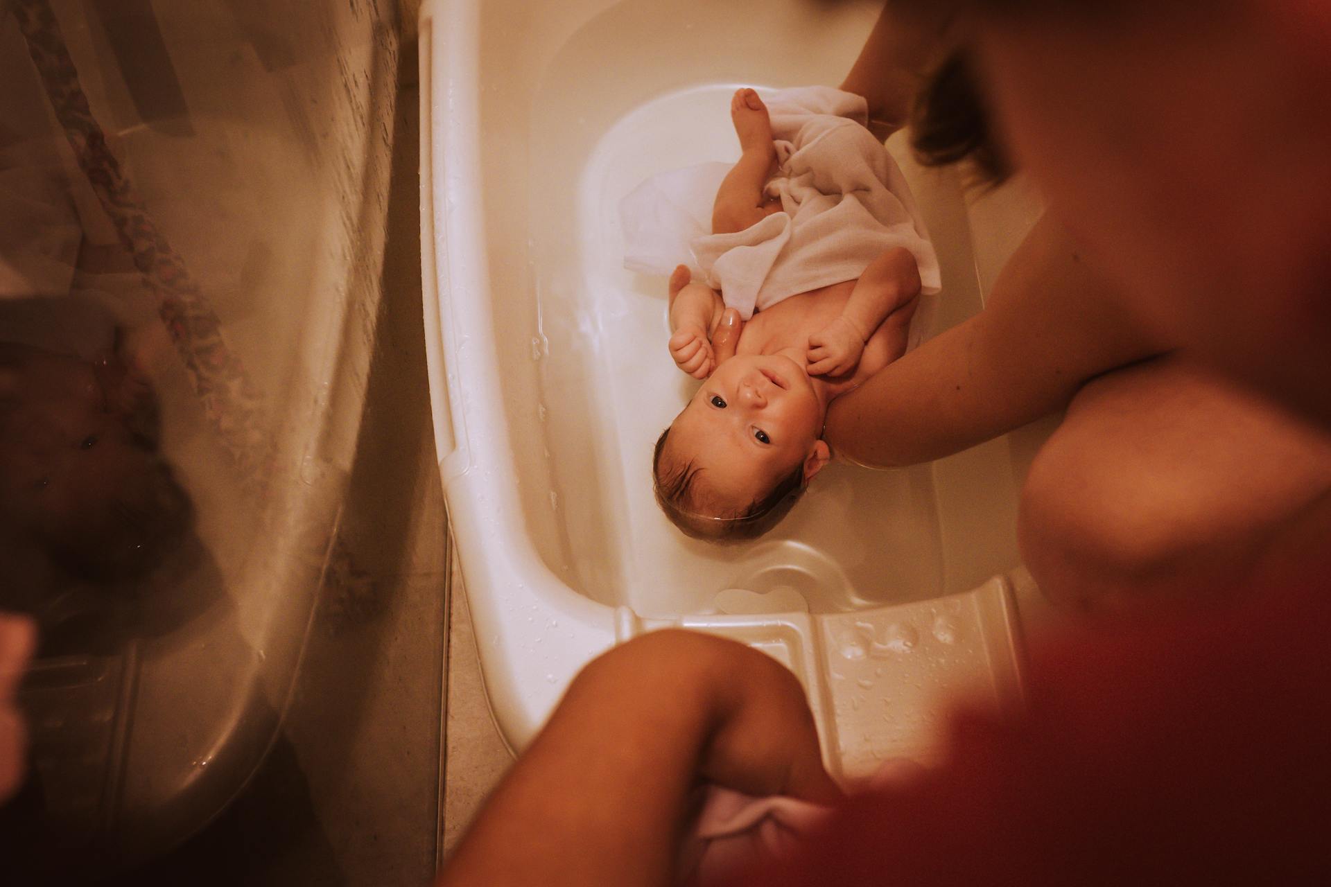 Une personne donnant le bain à un bébé | Source : Pexels