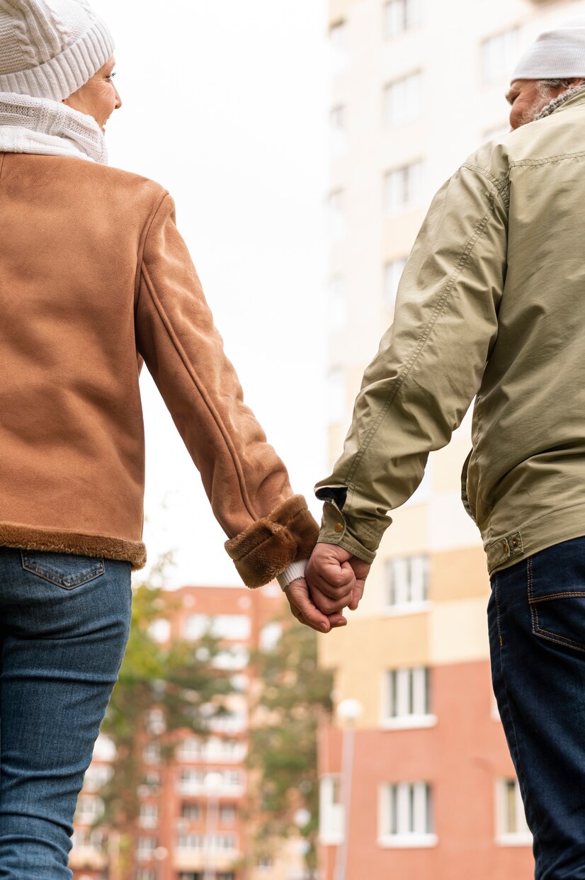 A couple holding hands | Source: Freepik