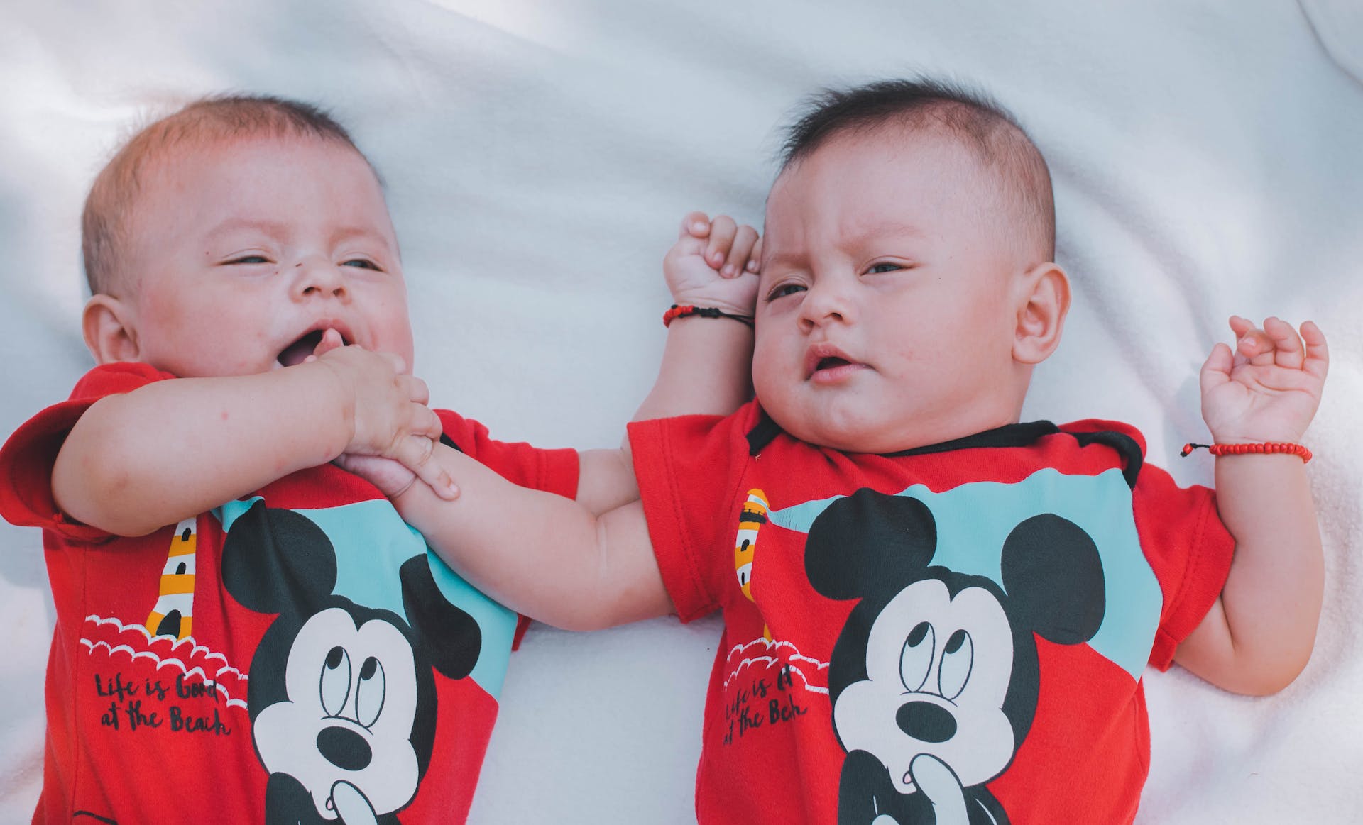 Bébés portant des chemises rouges Mickey Mouse | Source : Pexels