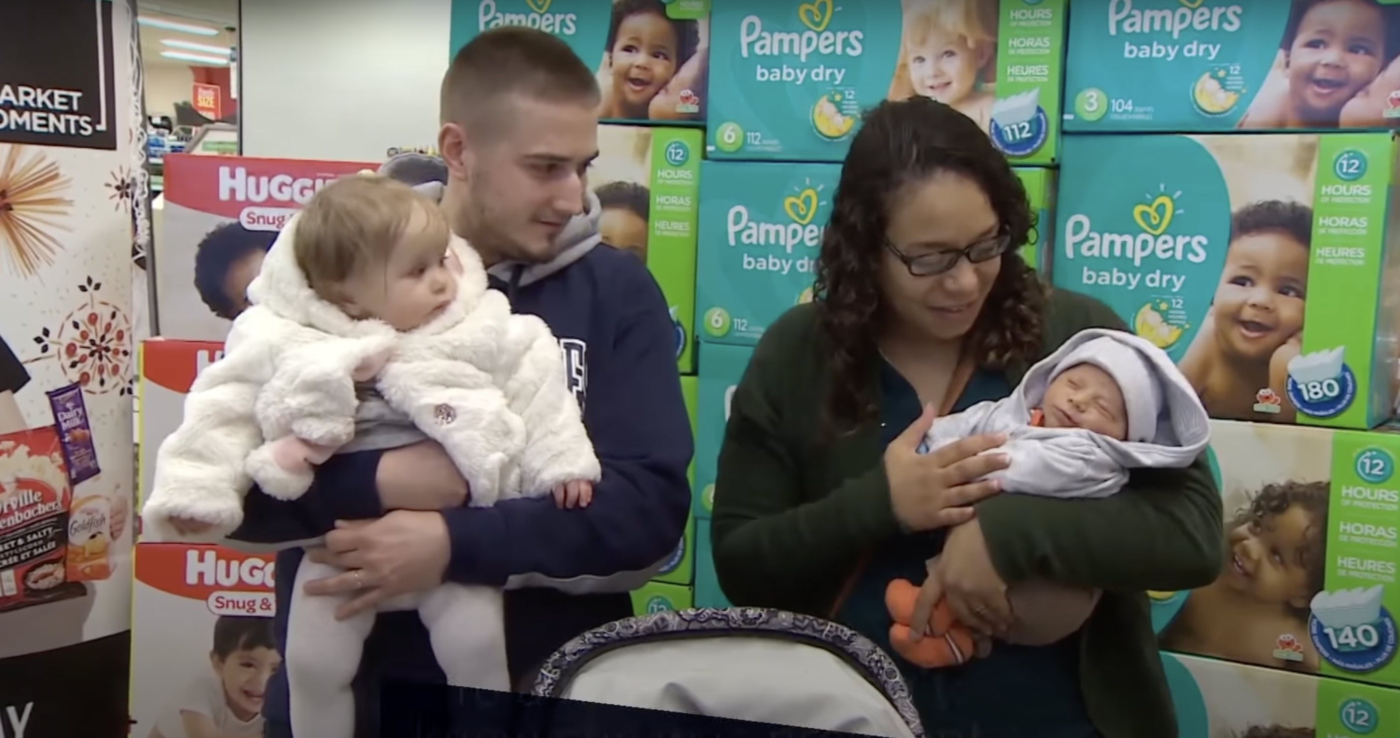 Kyle et Ashleigh Miller-Cross avec leurs enfants, Mia et le nouveau-né Ezra | Source : YouTube.com/CBC Nova Scotia