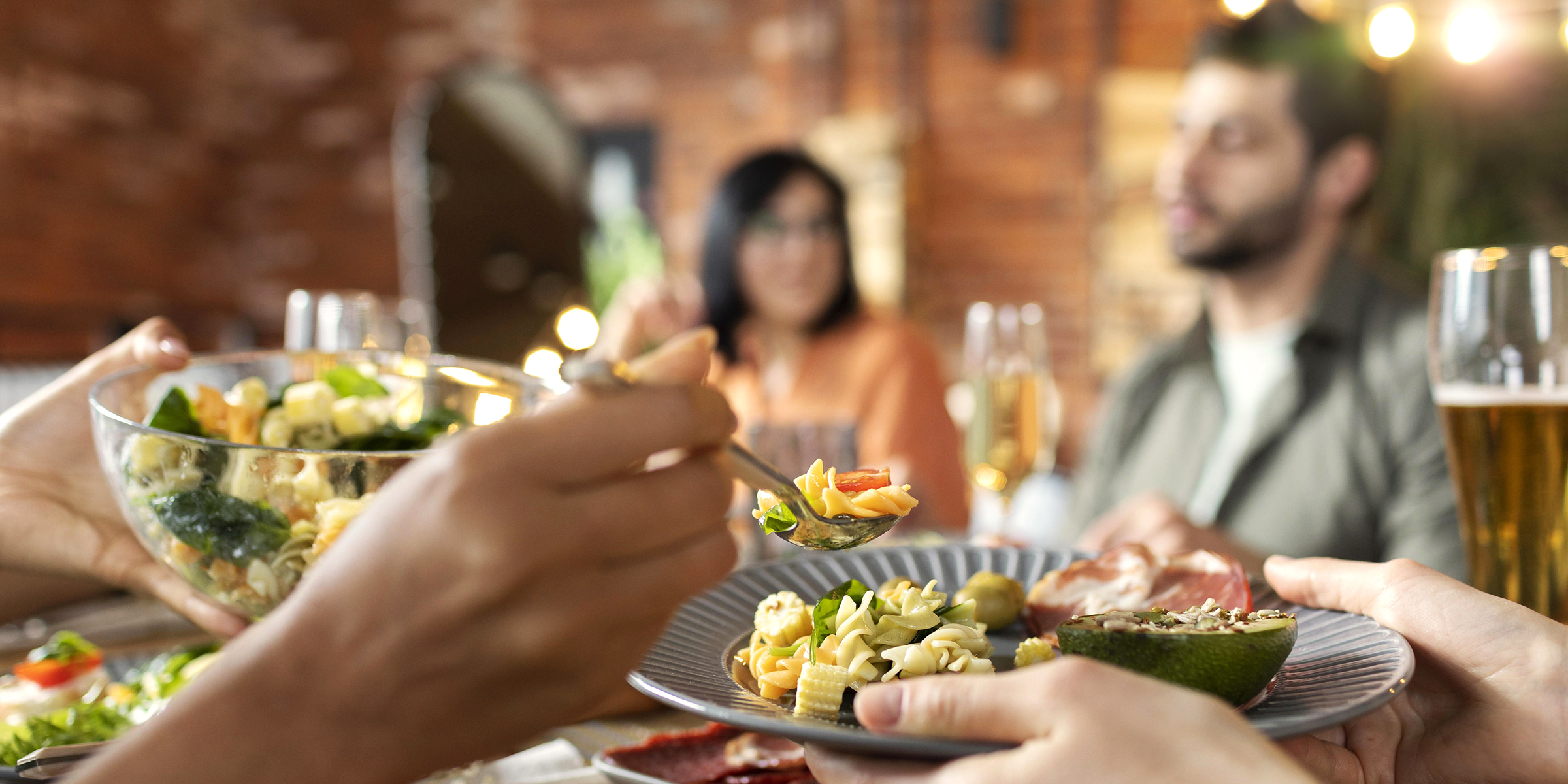 Des personnes assises à une table de dîner | Source : Freepik