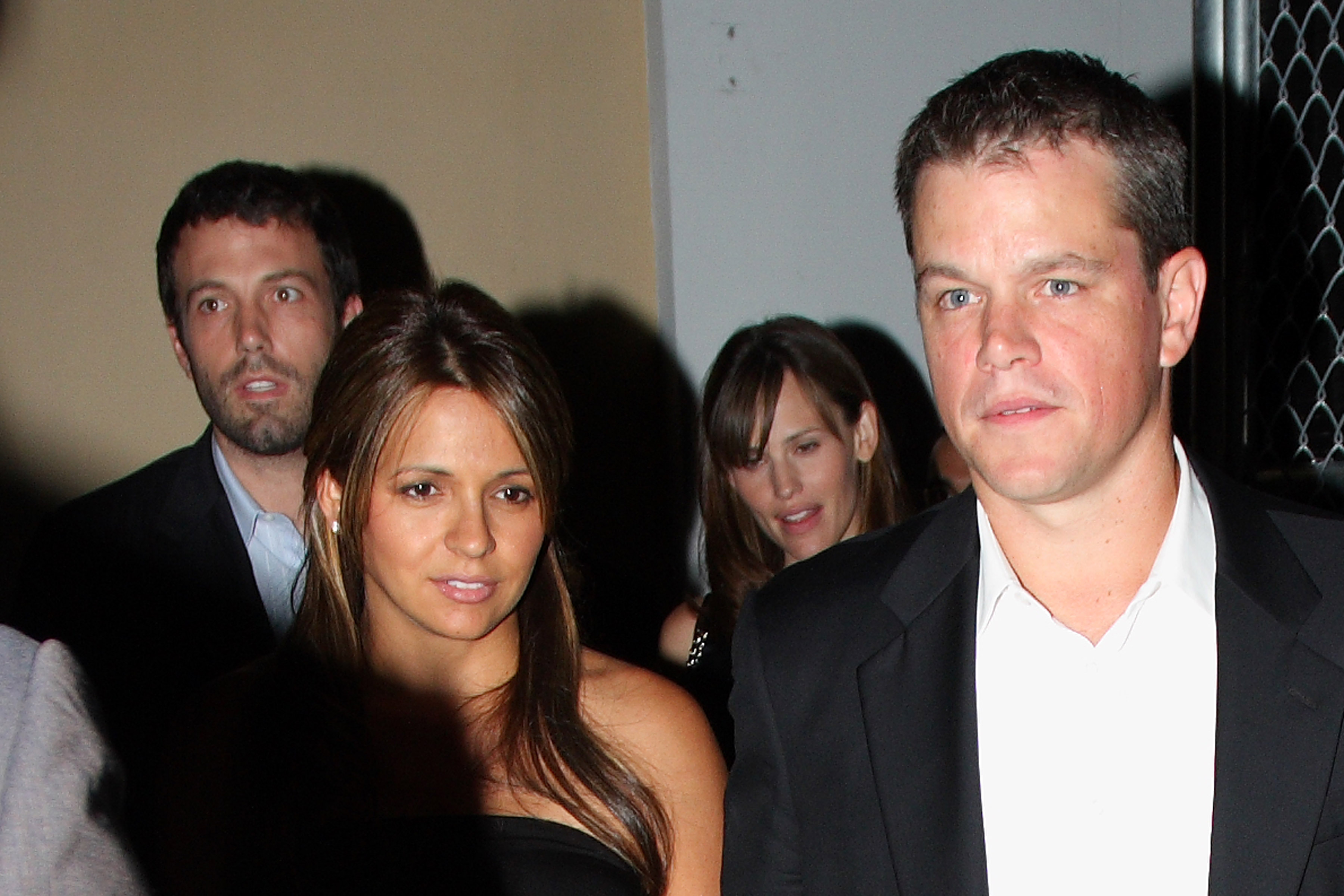 Ben Affleck, Jennifer Garner, Matt Damon et Luciana Bozan quittent un restaurant de Miami Beach à Miami Beach, Floride, le 2 août 2008 | Source : Getty Images