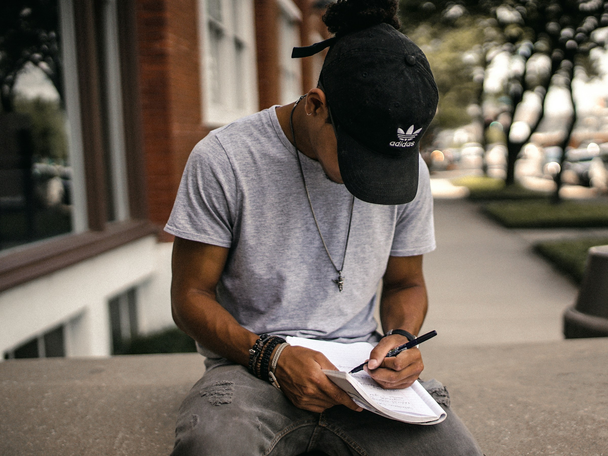 Un homme qui prend des notes | Source : Unsplash