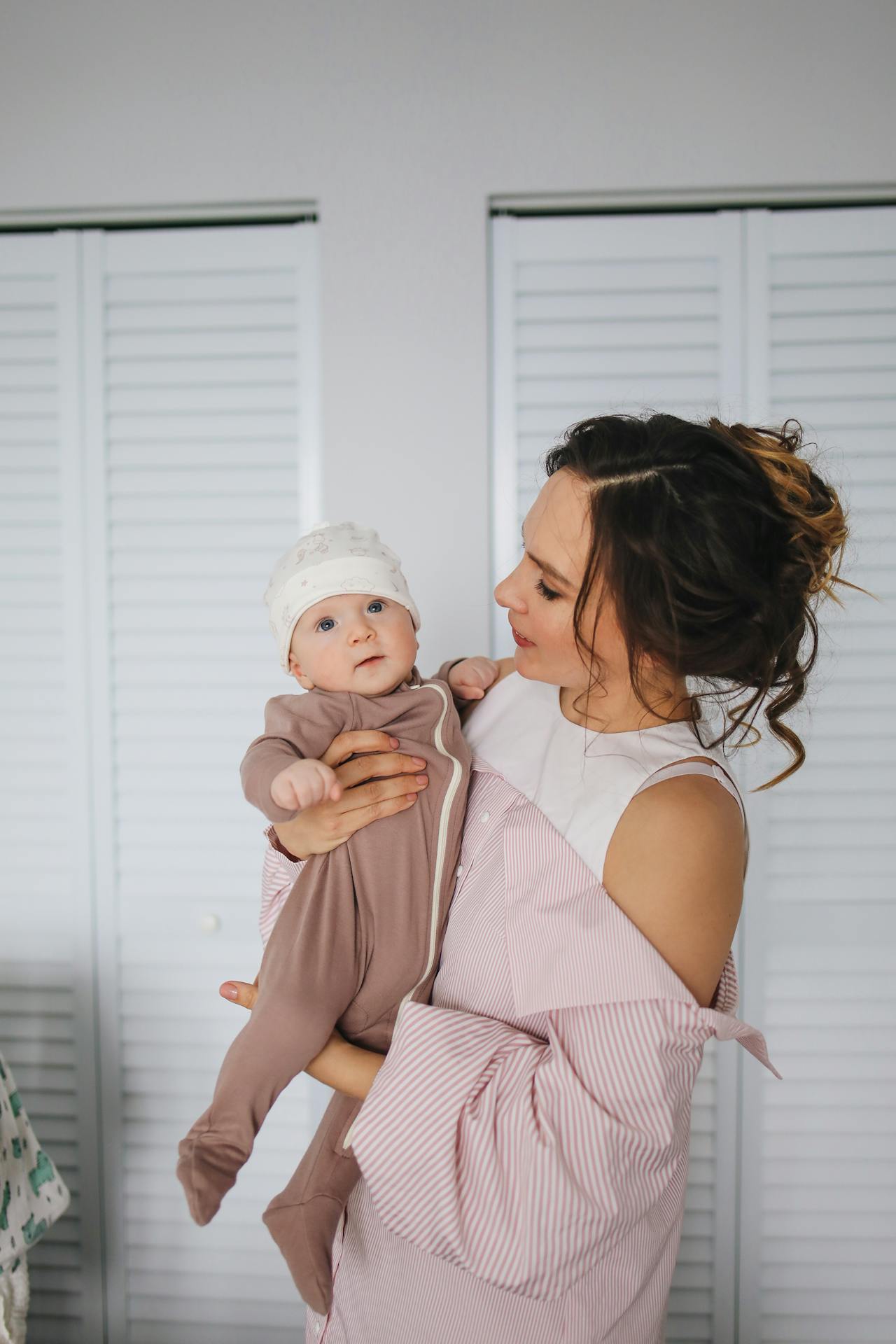 Une mère tenant son bébé | Source : Pexels