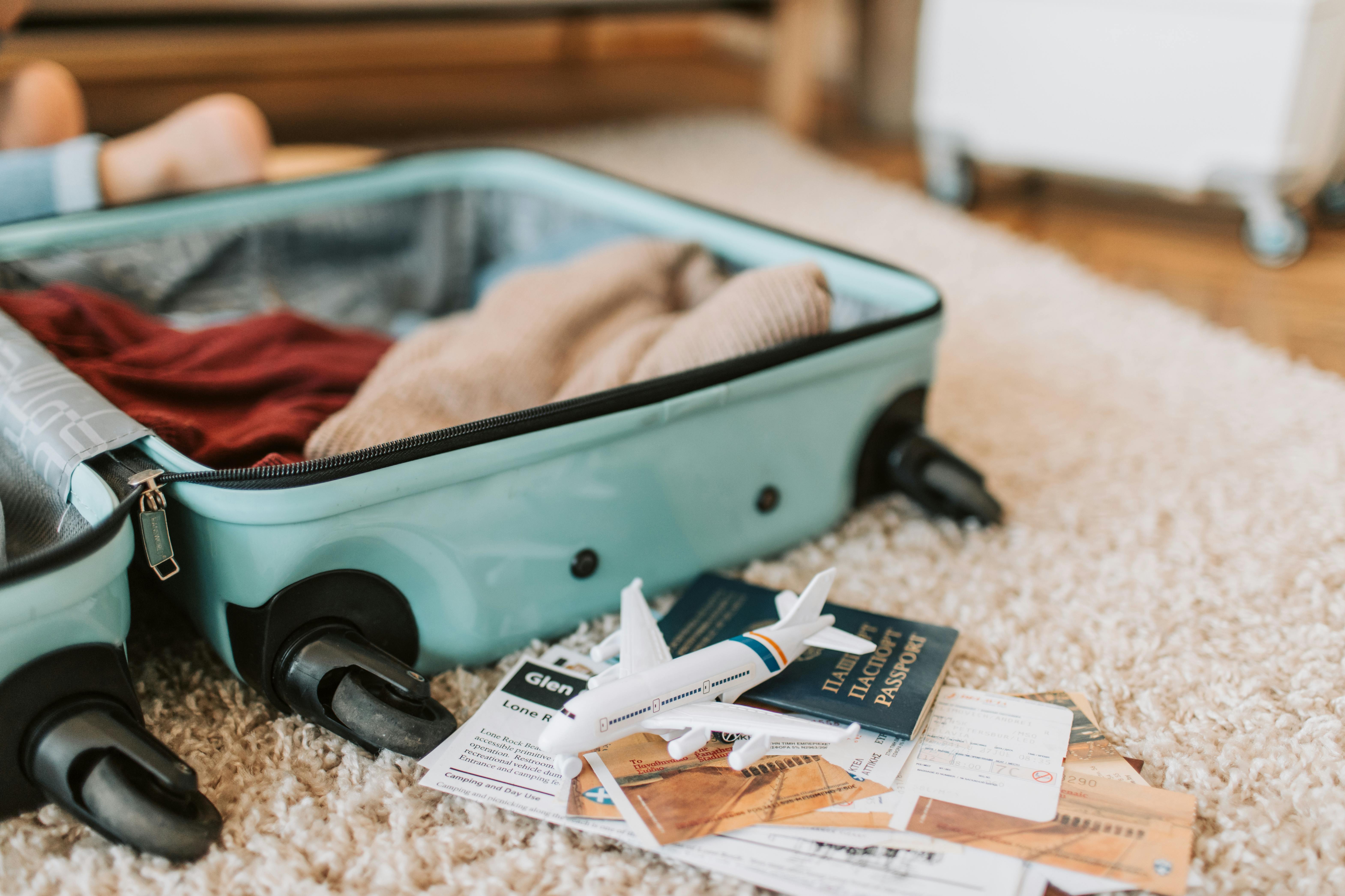 Une valise ouverte sur un tapis | Source : Pexels