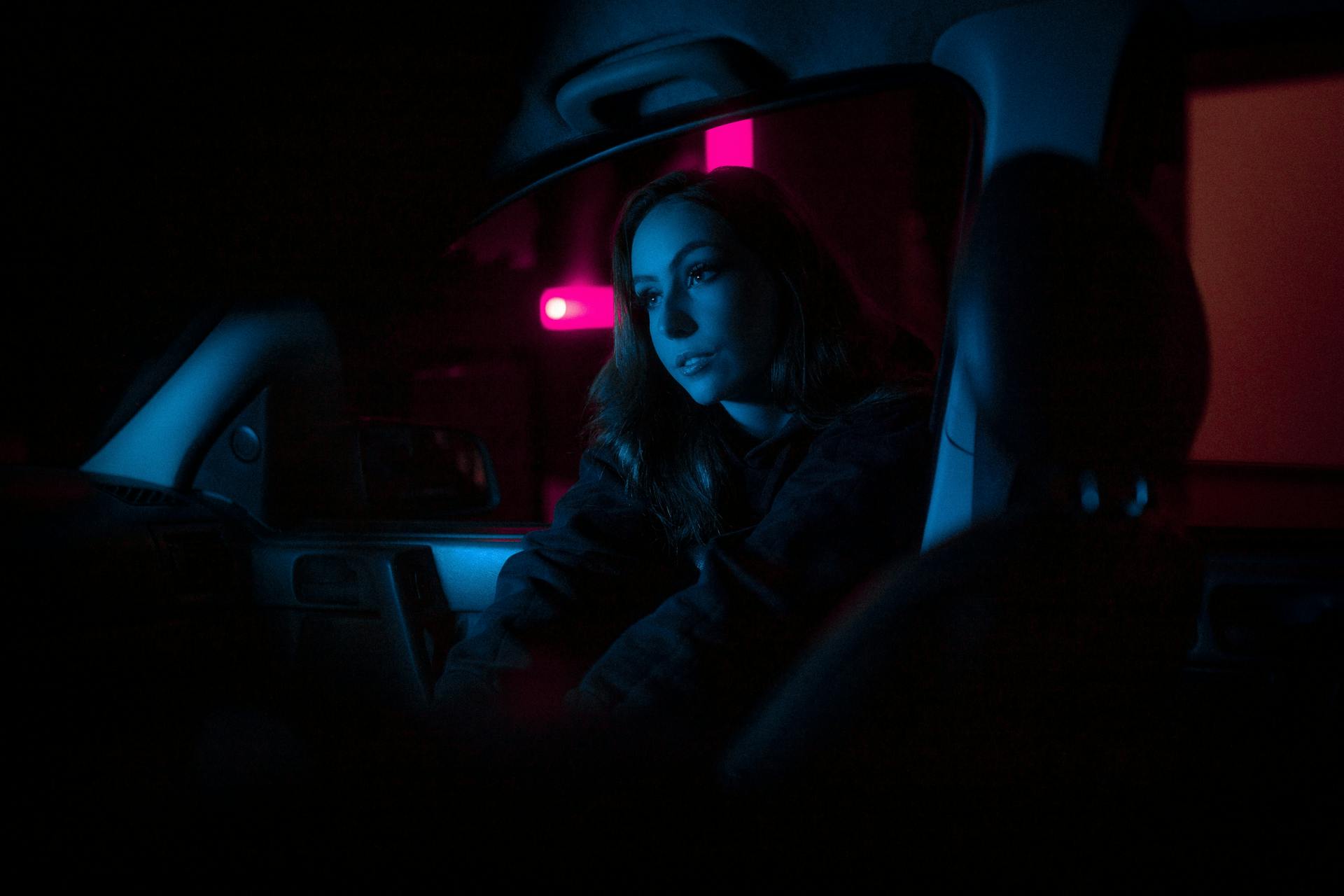 Une femme assise dans une voiture | Source : Pexels