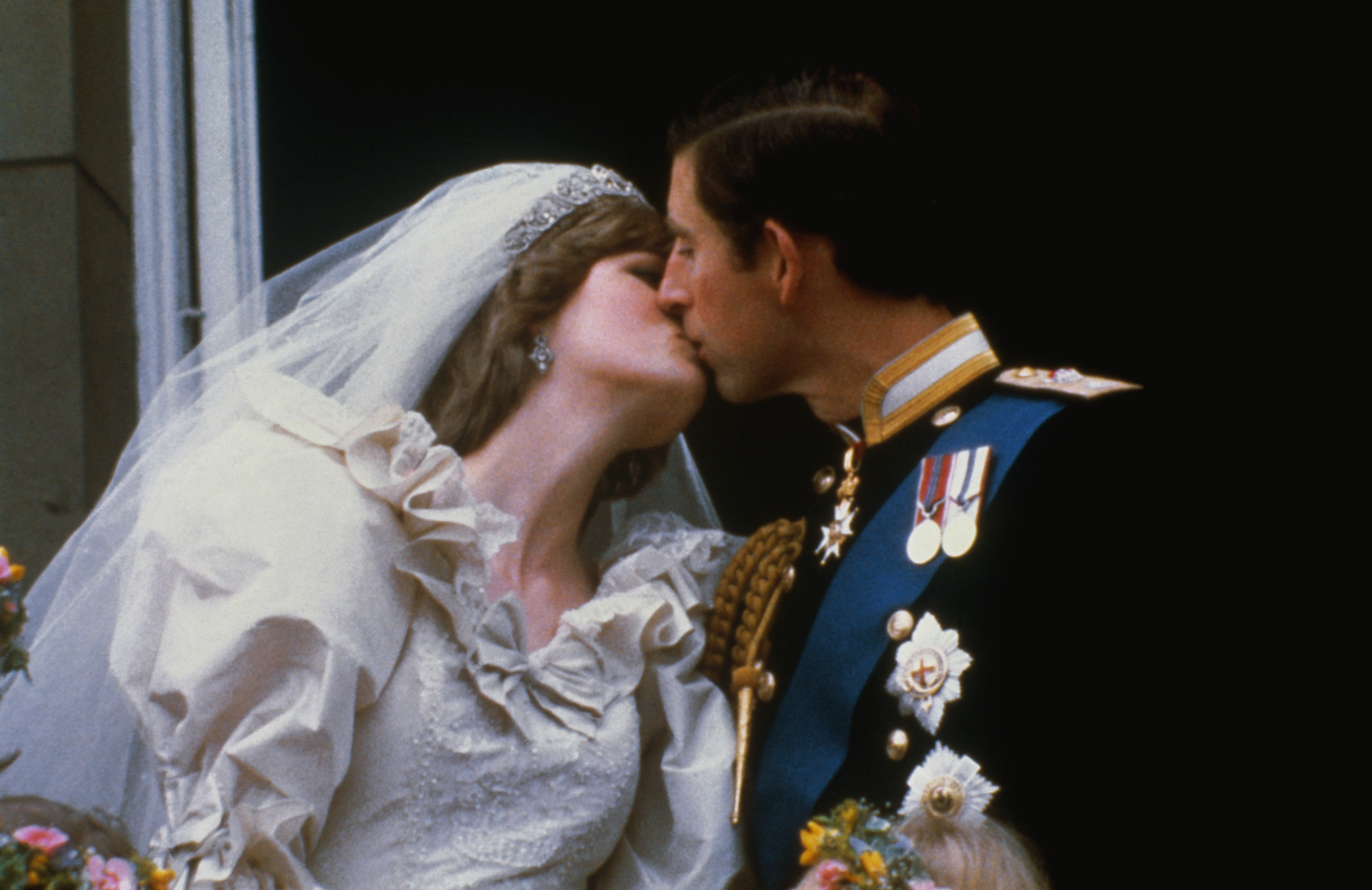 Lady Diana Spencer et le prince Charles s'embrassent sur le balcon du palais de Buckingham, le 29 juillet 1981, à Londres, en Angleterre. | Source : Getty Images