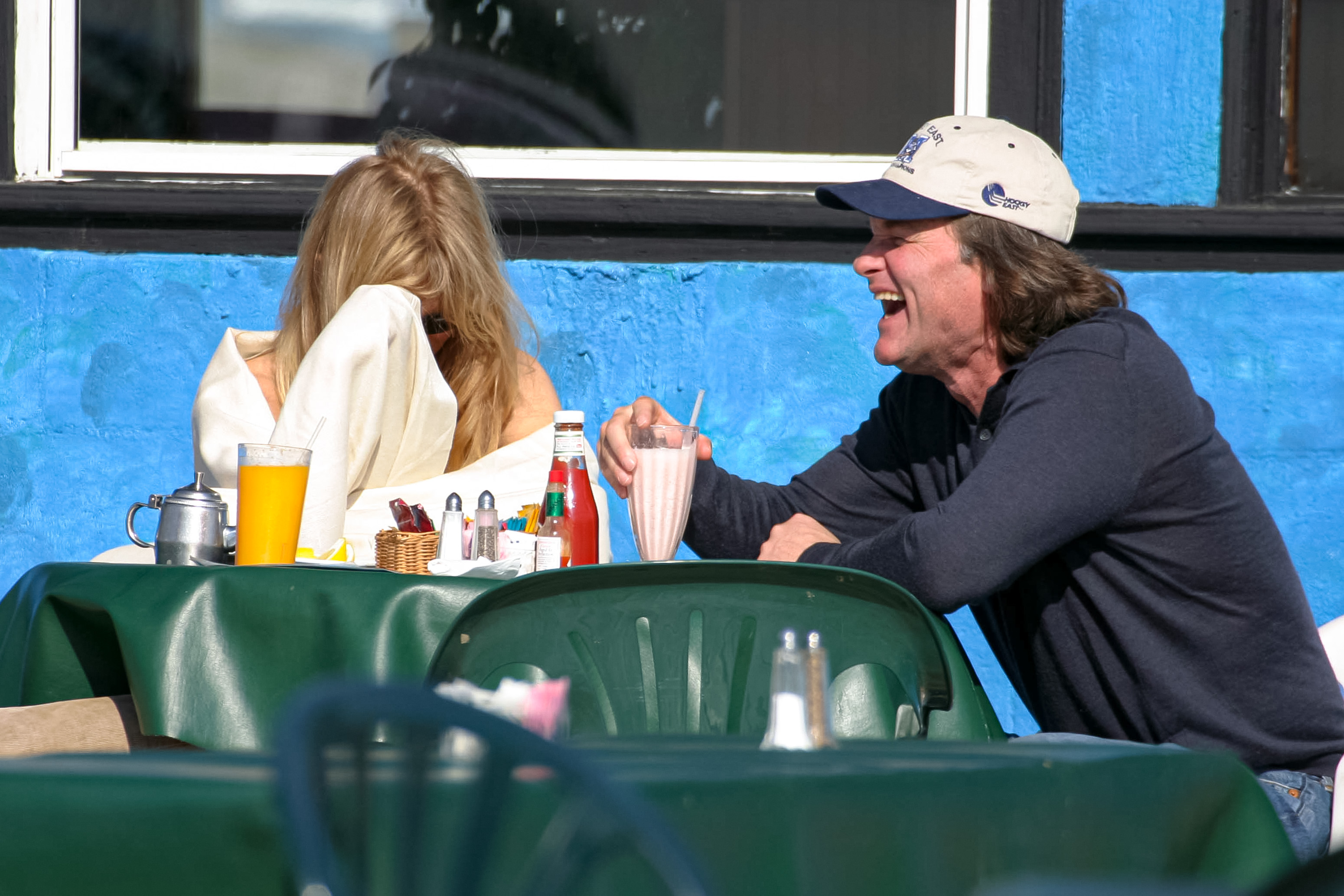 Goldie Hawn et Kurt Russell repérés lors d'un repas à Los Angeles, 2004 | Source : Getty Images