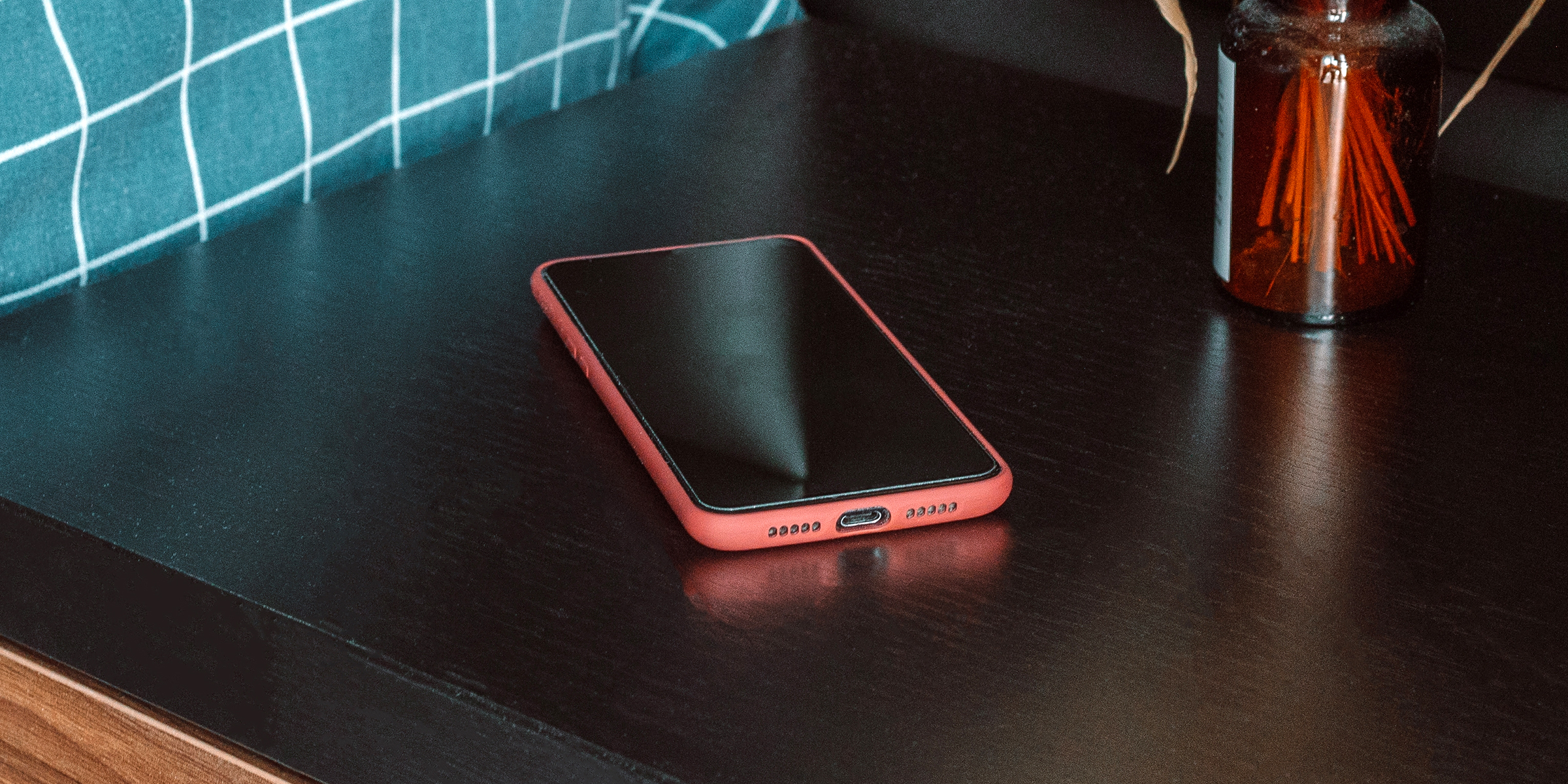 Un téléphone sur une table | Source : Shutterstock