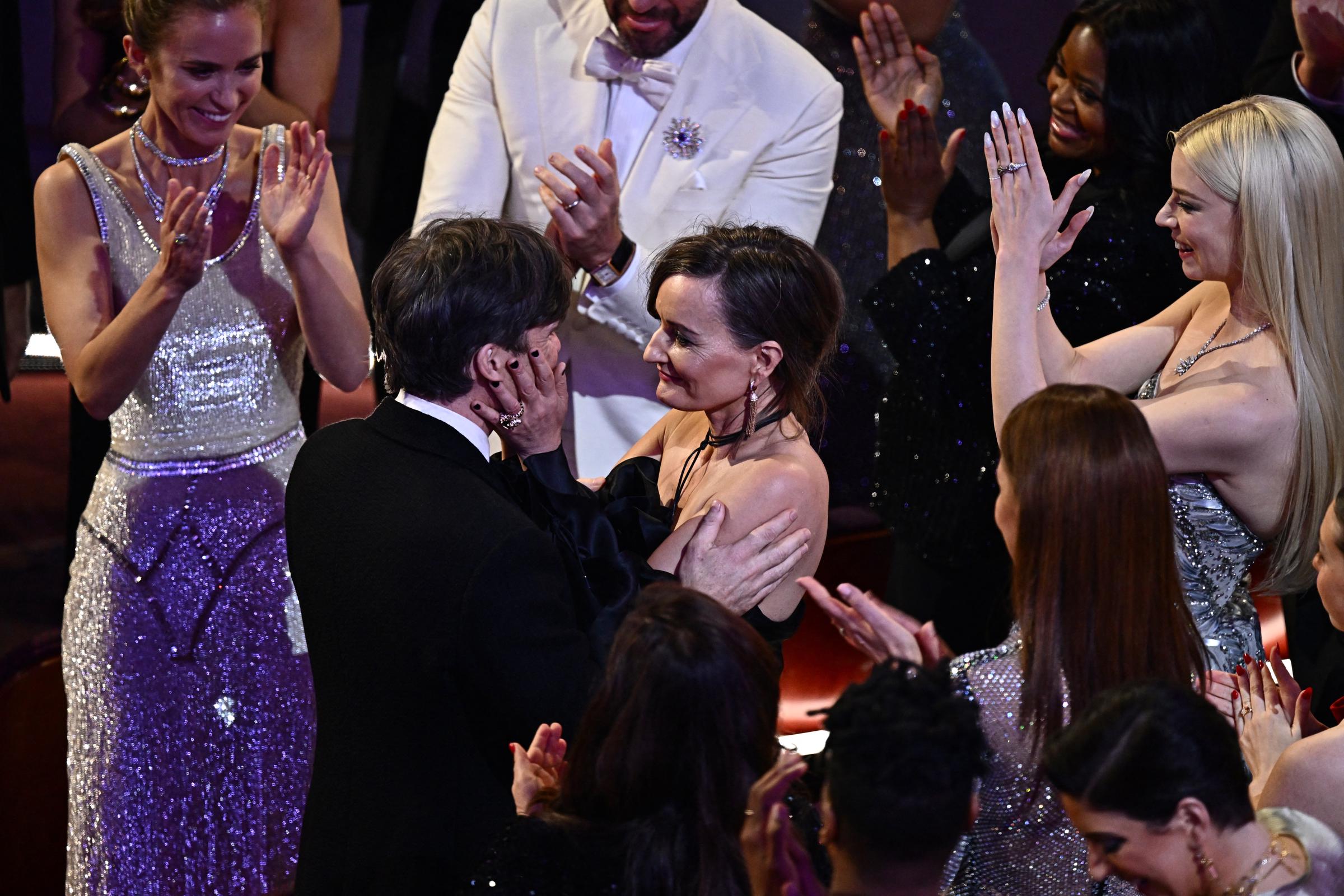 Cillian Murphy célèbre avec sa femme, Yvonne McGuinness, après avoir remporté le prix du meilleur acteur lors de la 96e cérémonie annuelle des Oscars en Californie, le 10 mars 2024 | Source : Getty Images