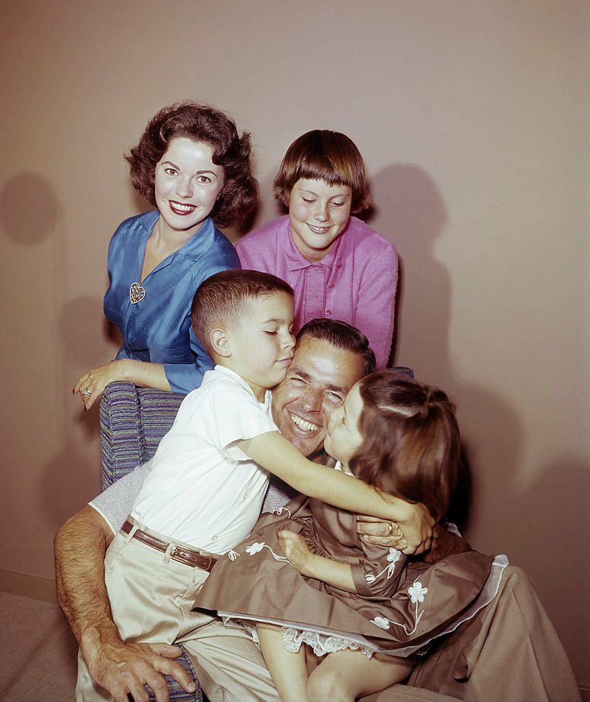 L'actrice Shirley Temple, son fils Charles Black Jr., sa fille Susan Agar, son mari Charles A. Black, sa fille Lori Black chez eux en 1957. | Photo : Getty Images