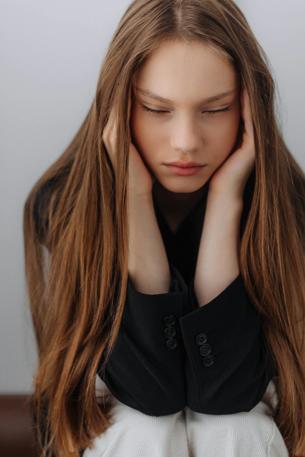 Une fille frustrée qui se tient la tête | Source : Pexels