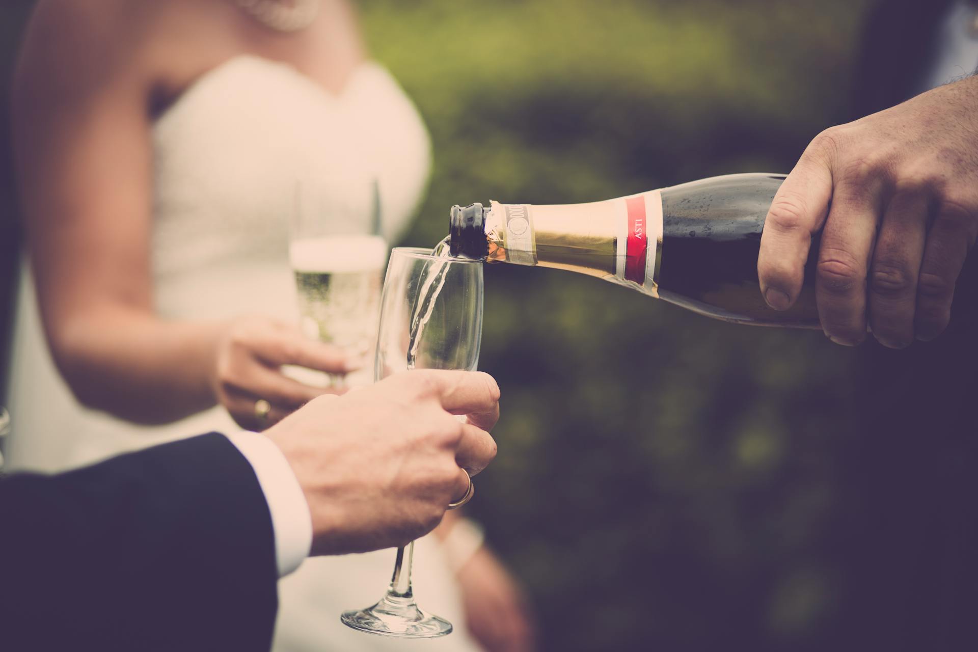 Jeunes mariés buvant du champagne | Source : Pexels