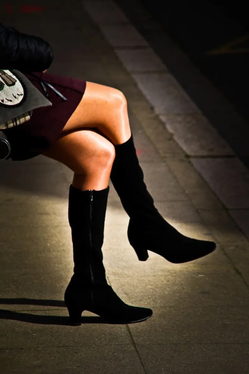 Femme portant des bottes à bouts effilés. | Photo : Getty Images 