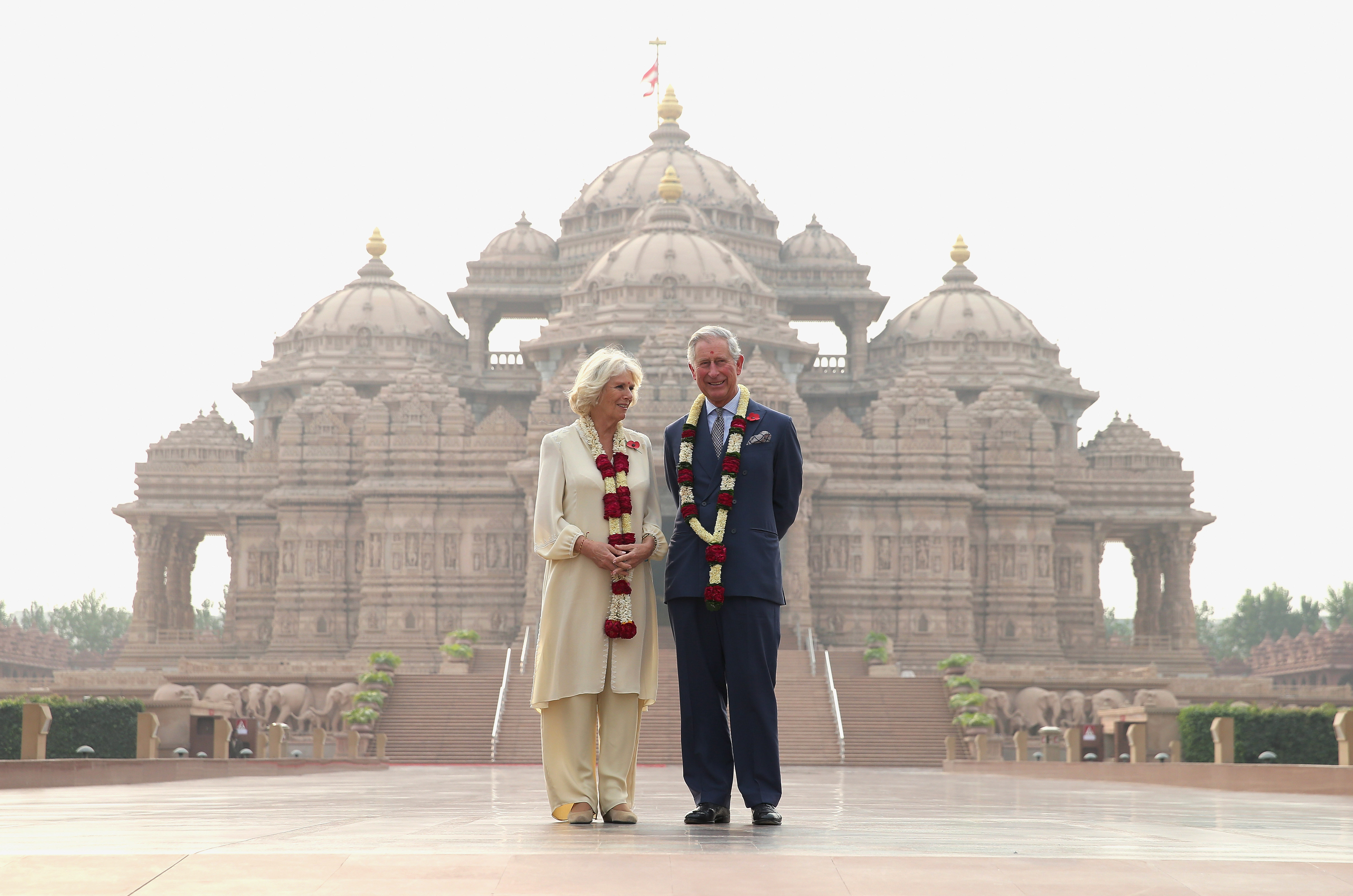 Camilla, aujourd'hui reine, et le prince Charles, aujourd'hui roi, posent à l'extérieur du temple Akshardham lors du troisième jour d'une visite officielle en Inde, le 8 novembre 2013, à Delhi, en Inde | Source : Getty Images