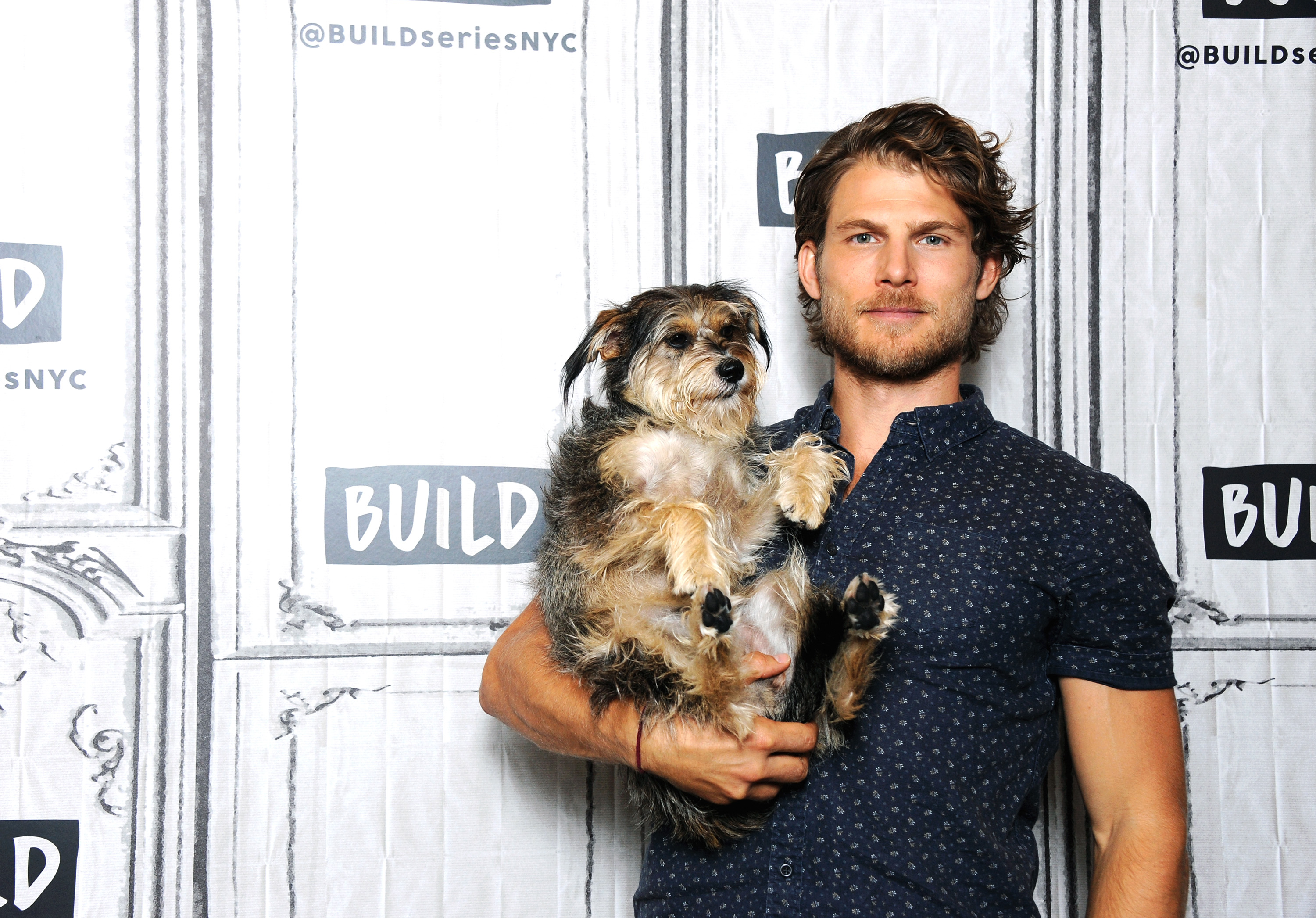 Travis Van Winkle avec son chien à Build Studio le 13 septembre 2018, à New York. | Source : Getty Images