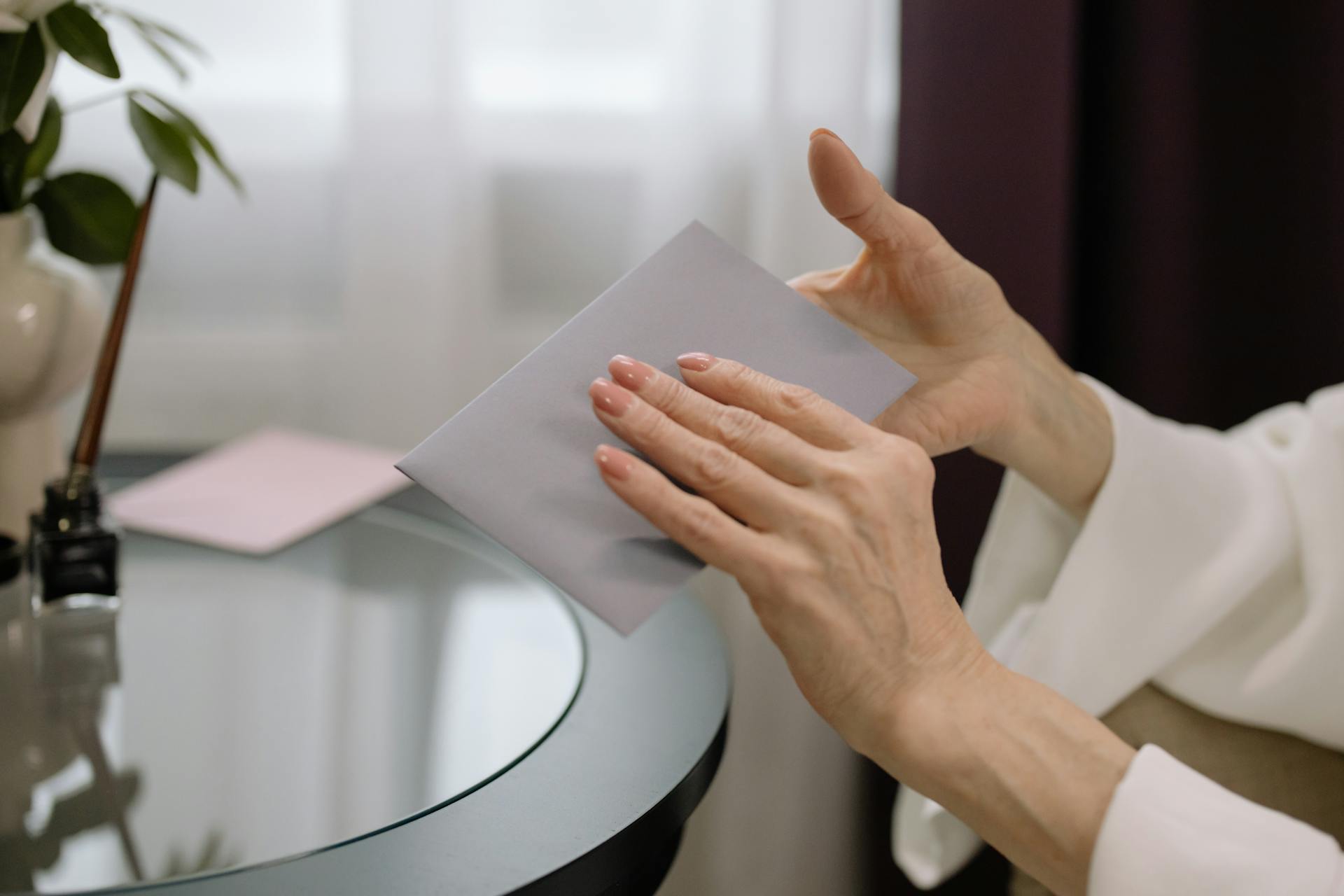 Une femme tenant une enveloppe | Source : Pexels