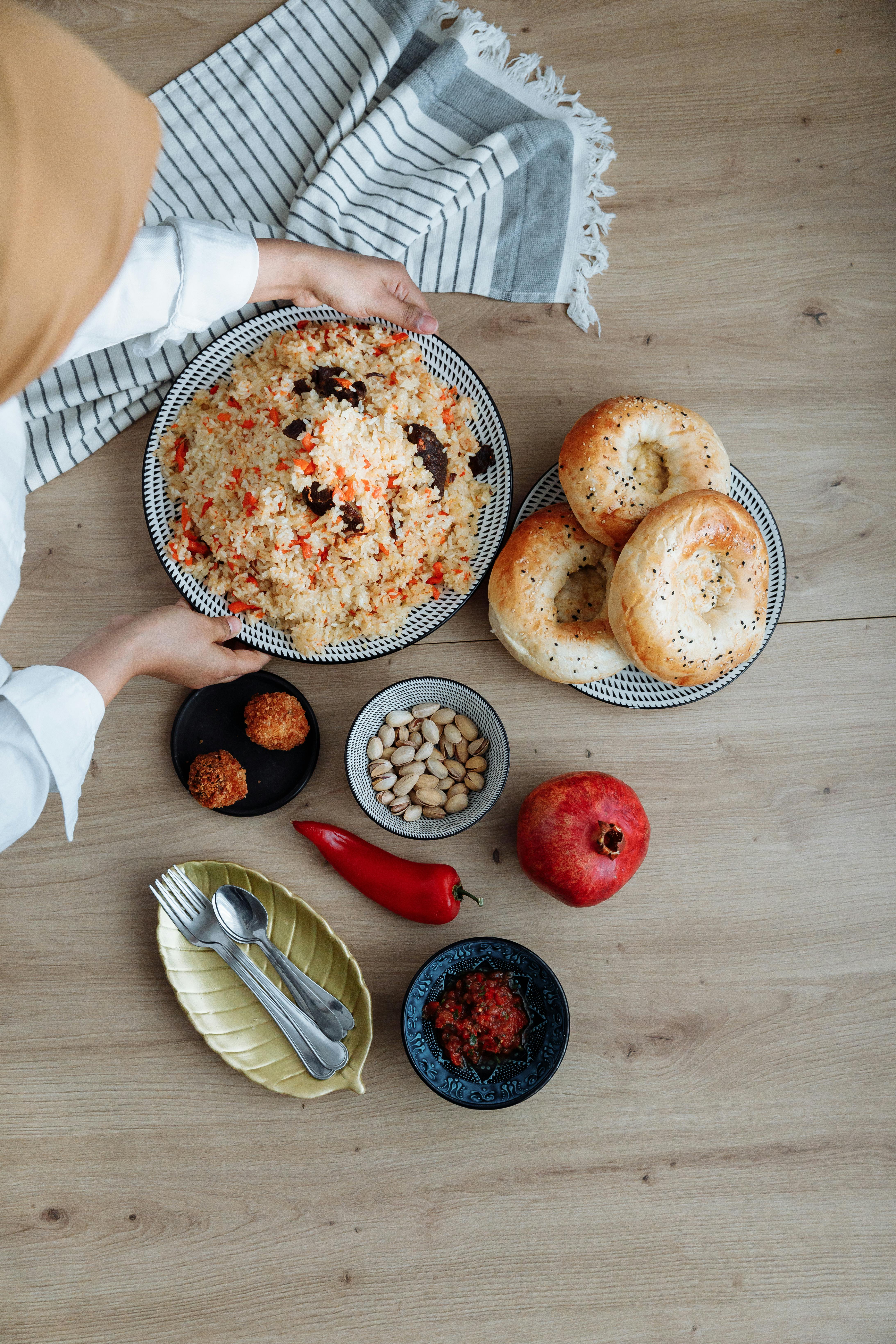 Un plat de riz avec divers ameublements | Source : Pexels