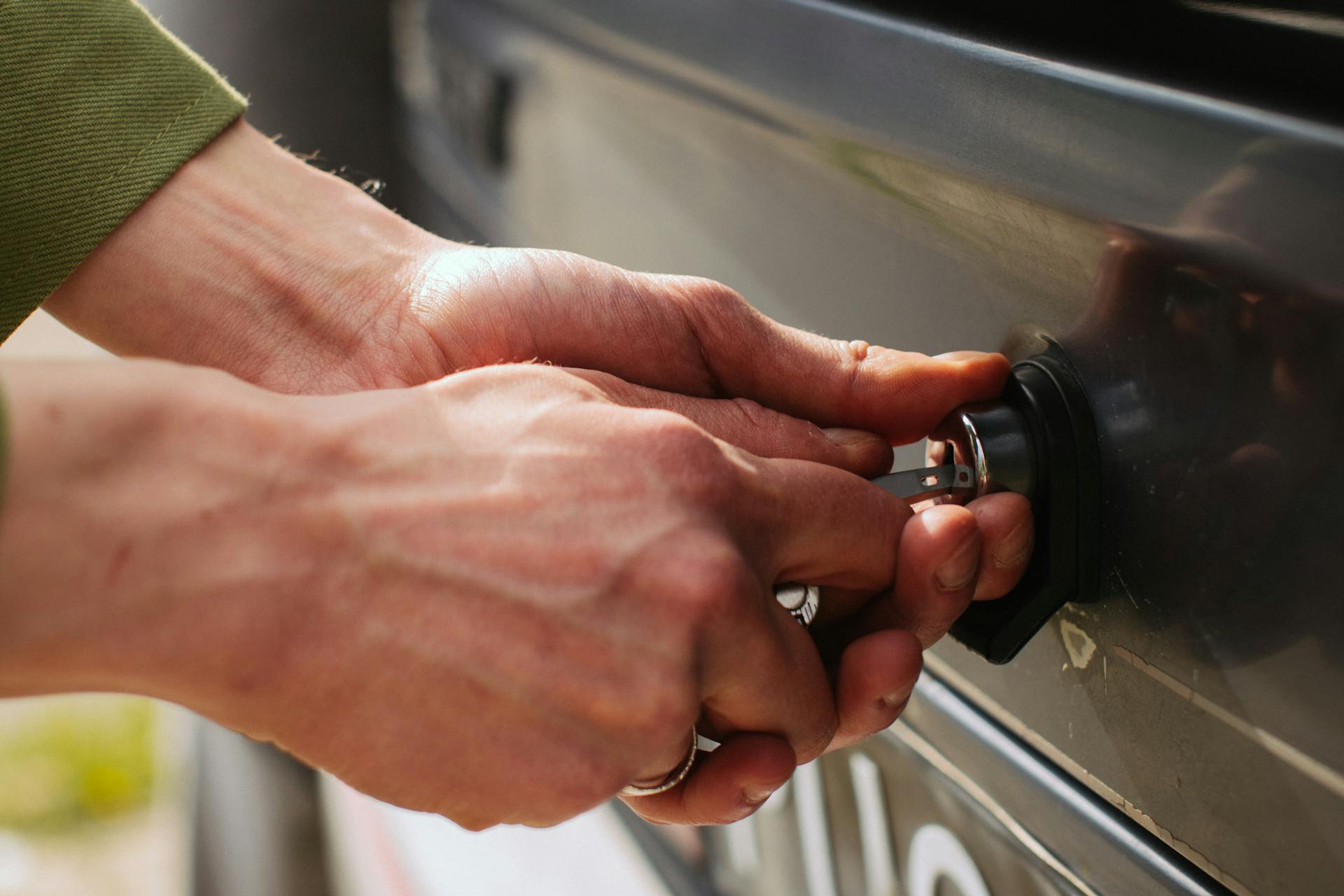 Une personne déverrouillant la portière d'une voiture | Source : Pexels