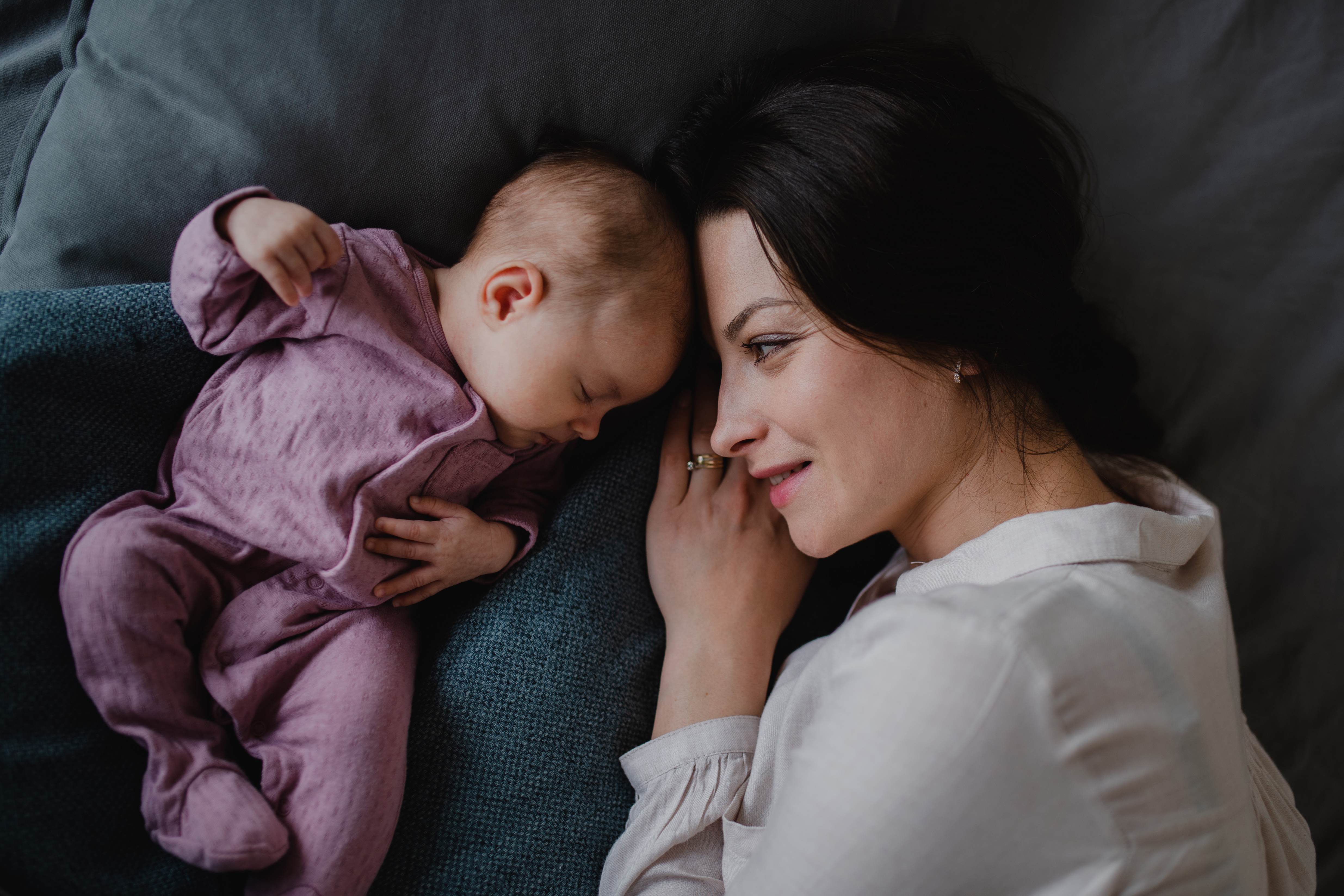 Une mère regarde son bébé dormir | Source : Getty Images