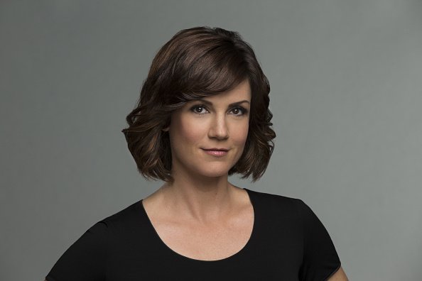 Zoe McLellan dans le rôle de Meredith "Merri" Brody sur le plateau de la série NCIS de CBS : NEW ORLEANS.| Photo : Getty Images